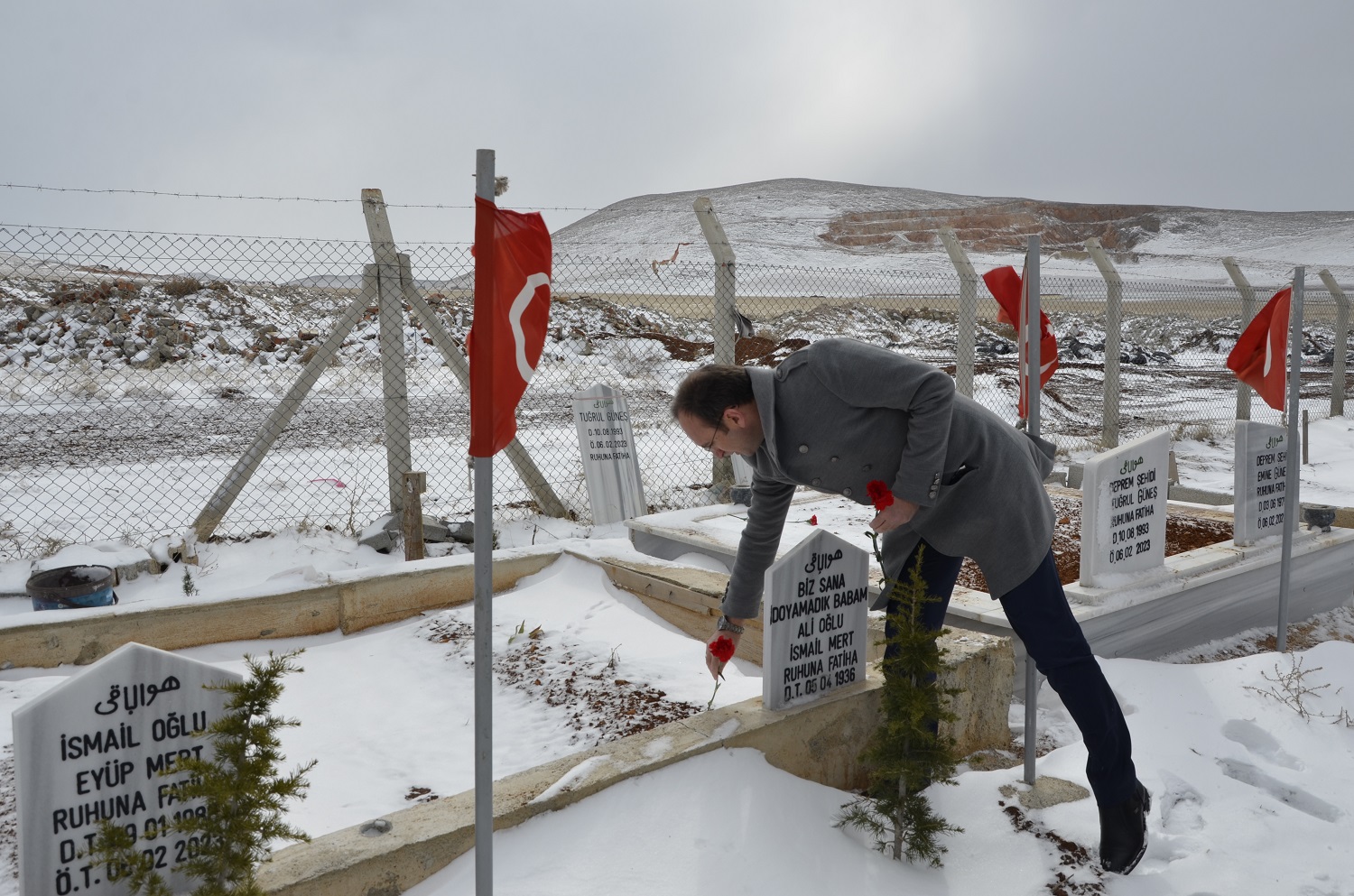 Afşin’de Depremde Hayatını Kaybedenler Mezarı Başında Anıldı (5)