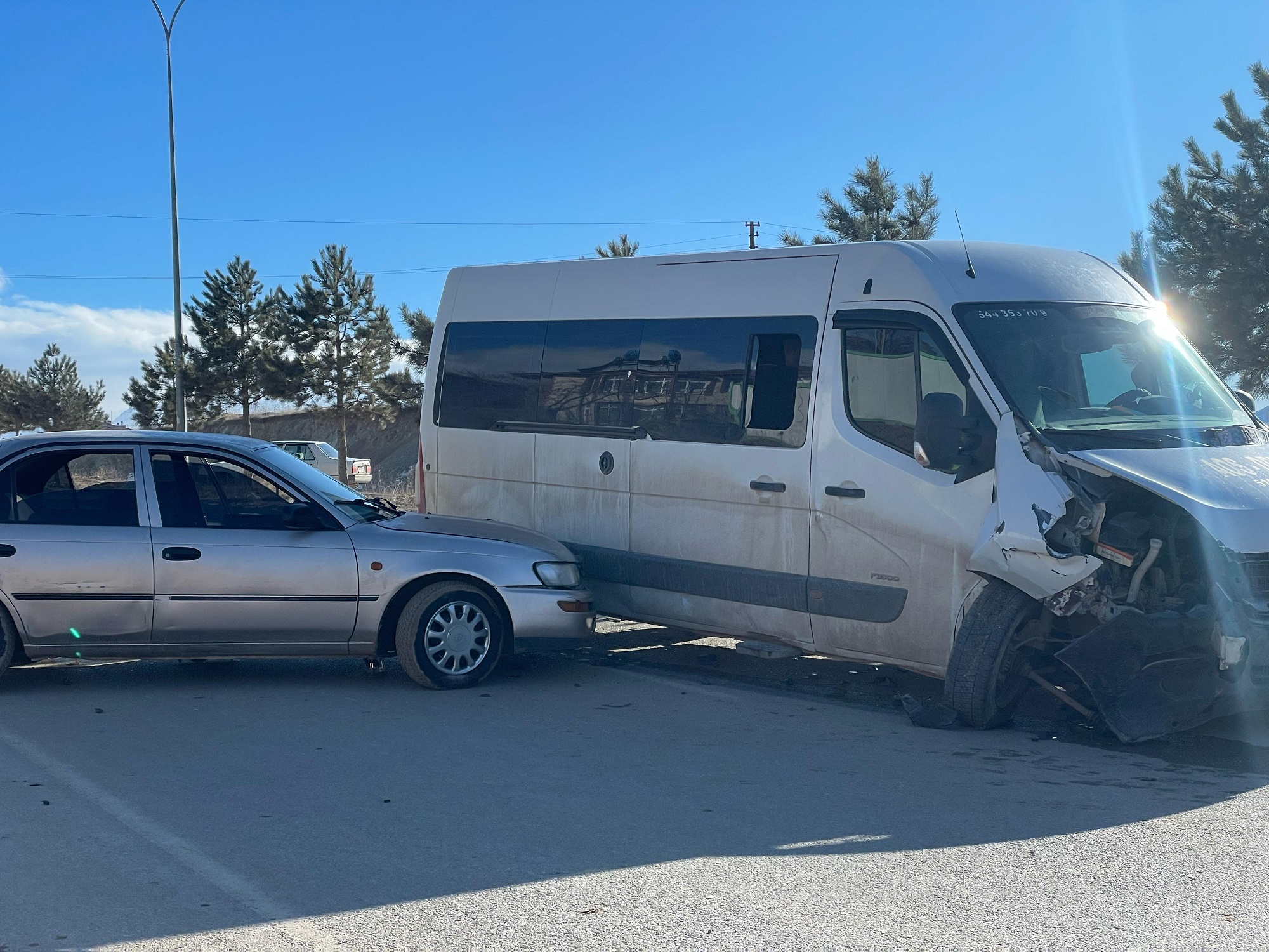 Afşin’de Otomobil İle Öğrenci Servisi Çarpıştı 4 Yaralı (1)