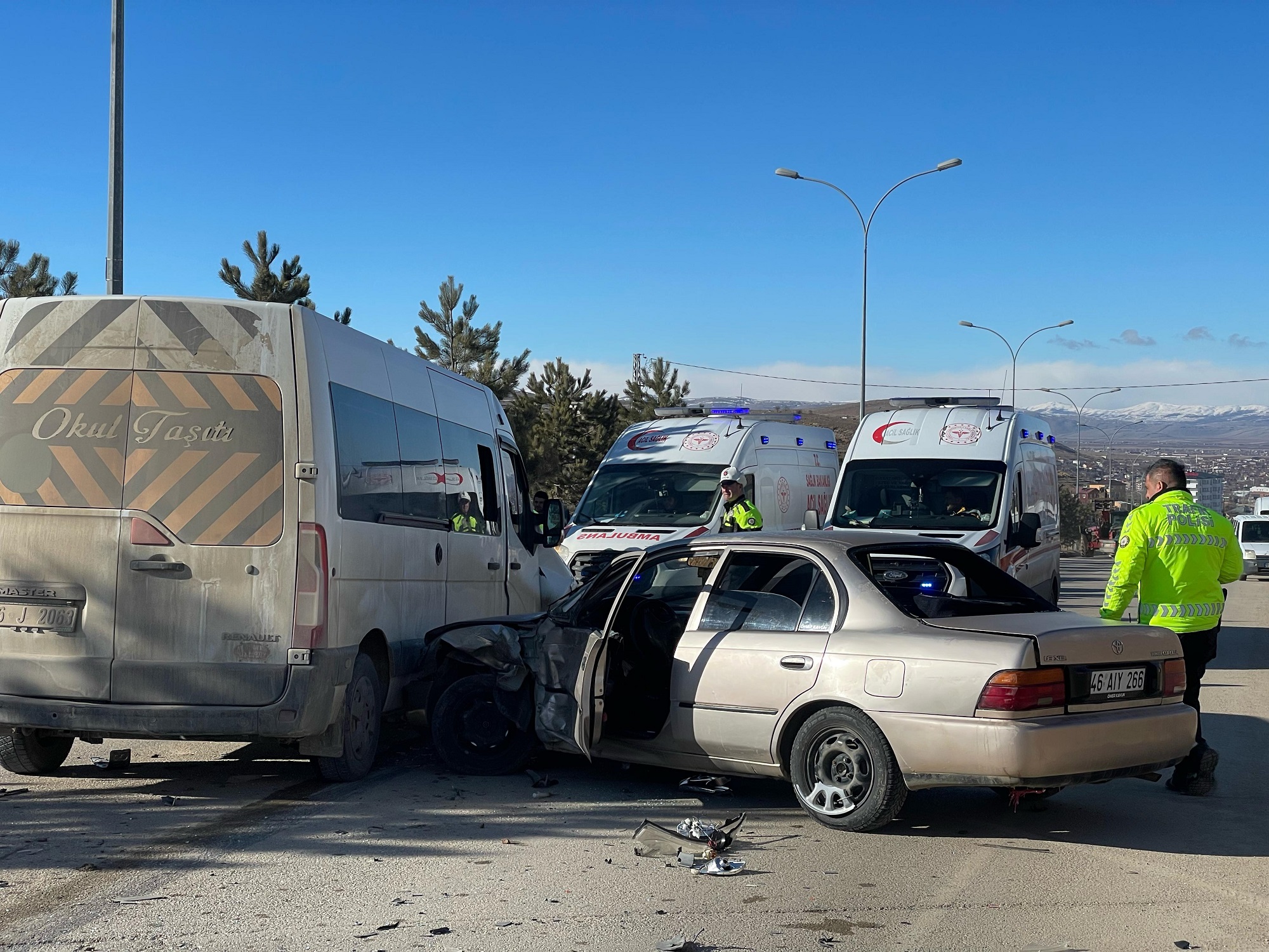 Afşin’de Otomobil İle Öğrenci Servisi Çarpıştı 4 Yaralı (5)