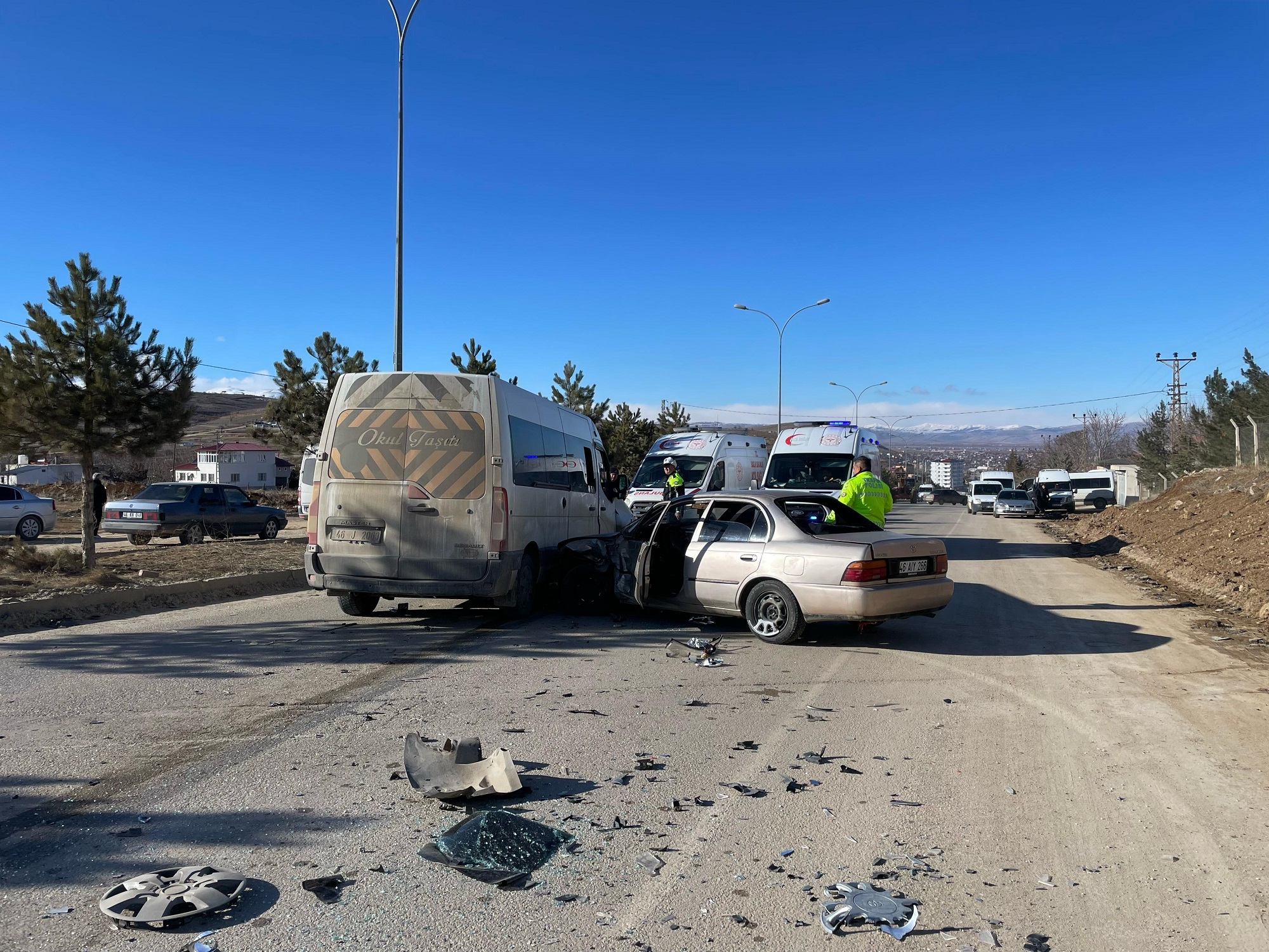 Afşin’de Otomobil İle Öğrenci Servisi Çarpıştı 4 Yaralı (6)