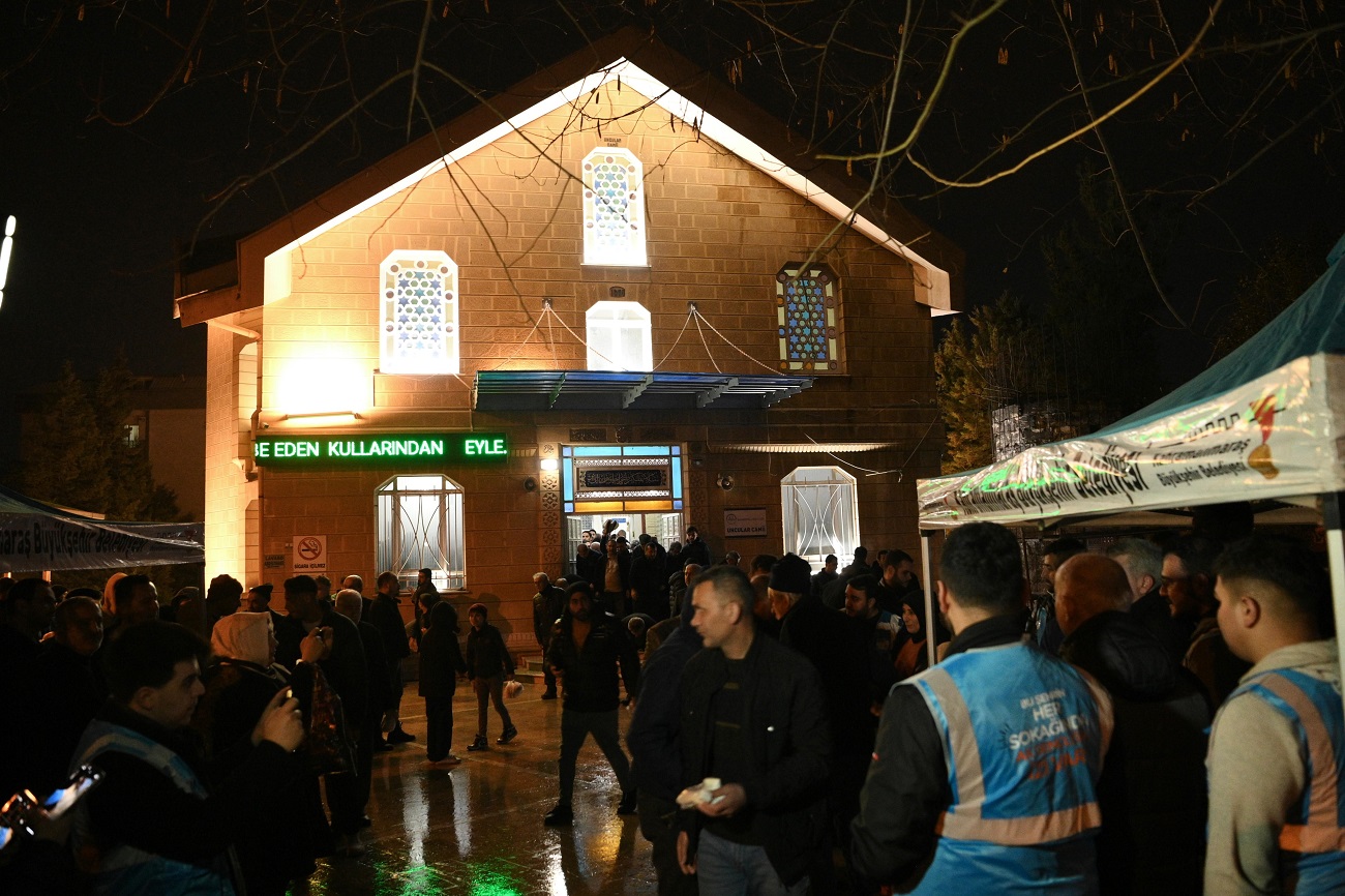 Başkan Görgel, Berat Kandili’nde Uncular Camii’ndeydi (2)