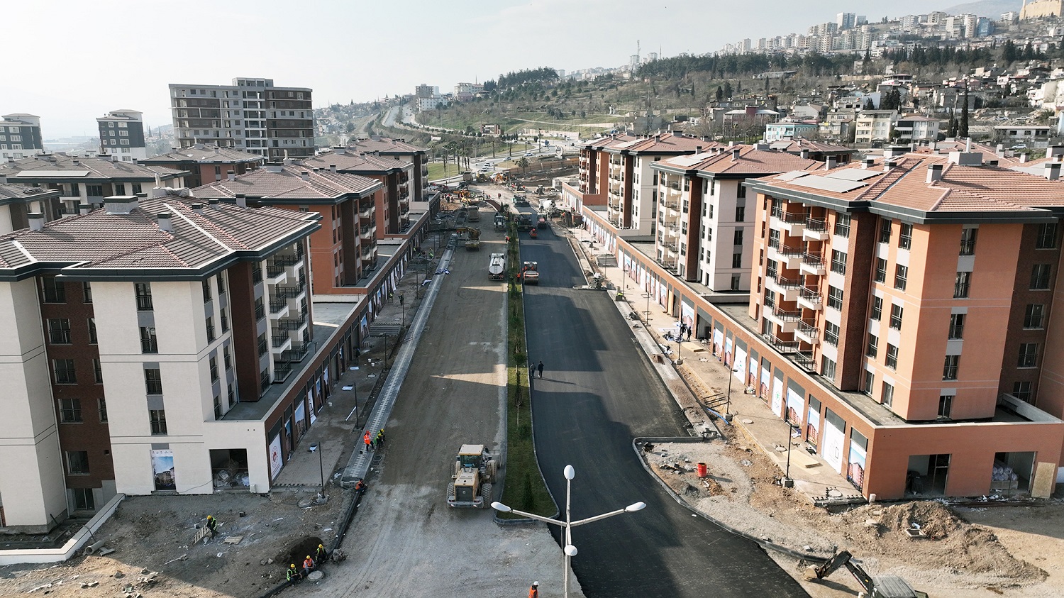 Büyükşehir Yapımı Biten Konutların Yollarını Asfaltlıyor (1)