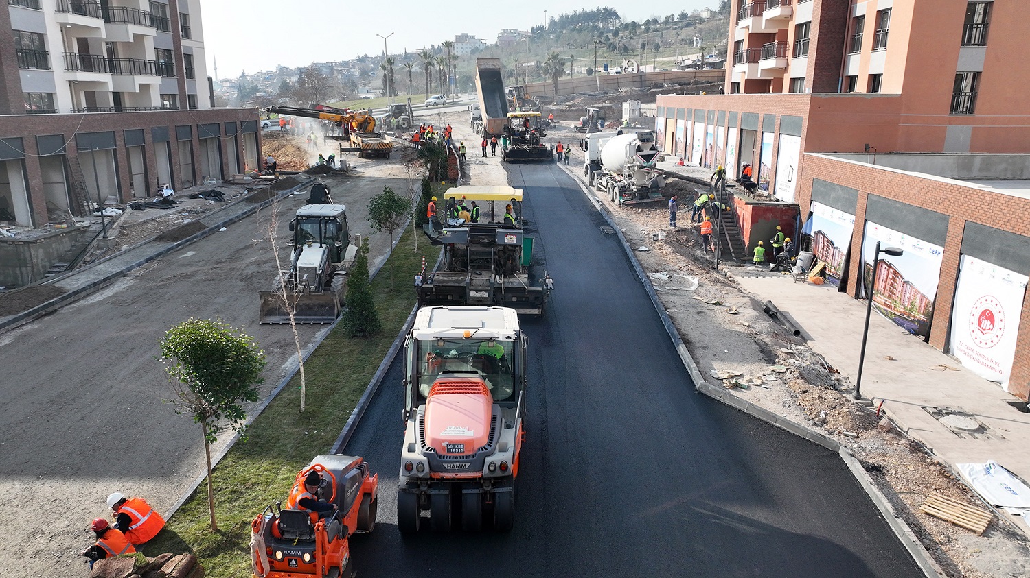 Büyükşehir Yapımı Biten Konutların Yollarını Asfaltlıyor (3)