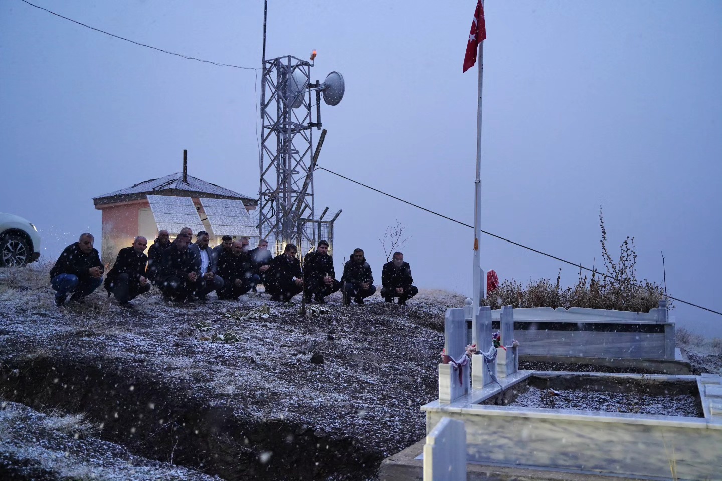 Debgici, Deprem Şehitliğini Ziyaret Etti2