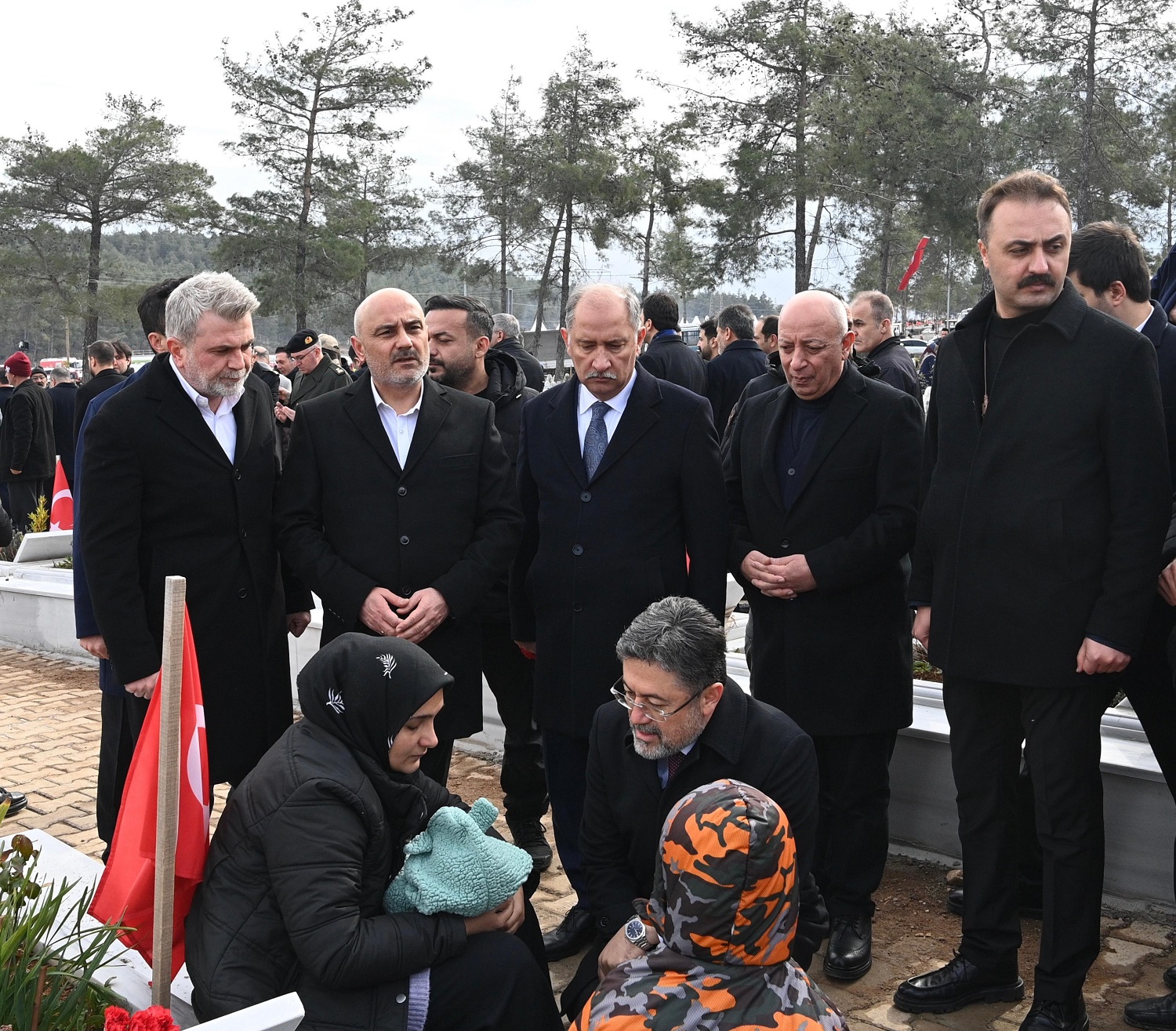 Deprem Şehitleri Kabirleri Başında Dualarla Yâd Edildi (2)