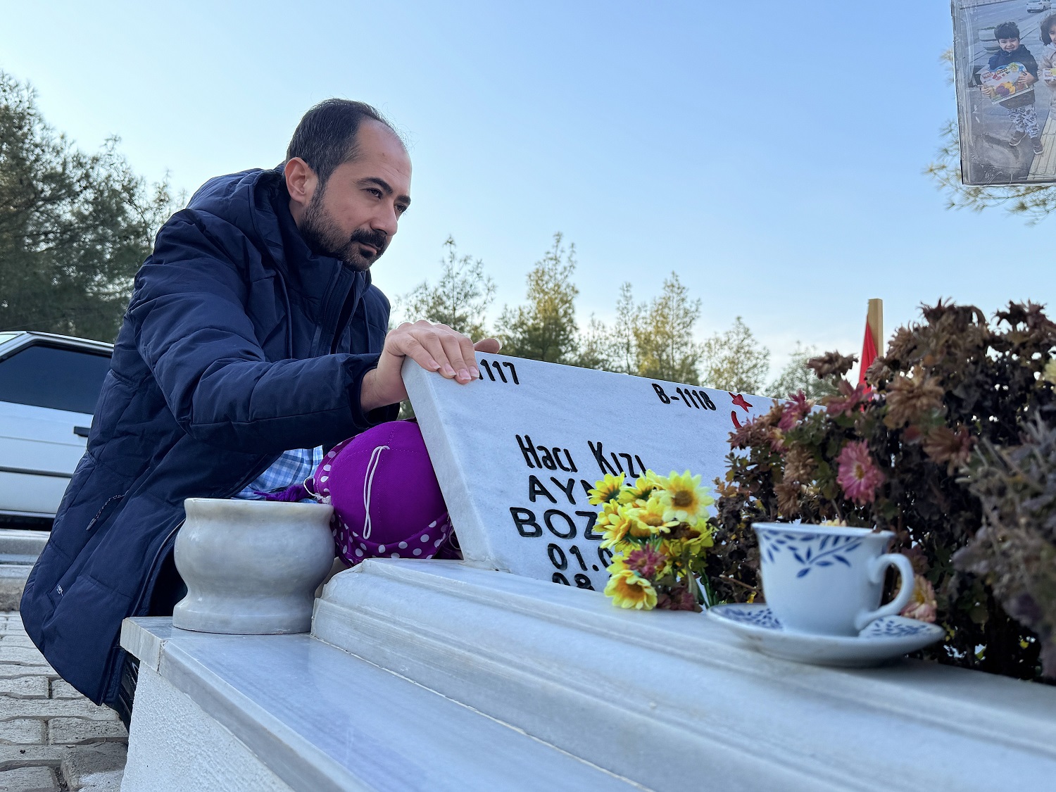 Depremde Eşi Ve Çocuklarını Kaybeden Baba, Her Gün Mezarlığa Hediyelerle Gidiyor (1)