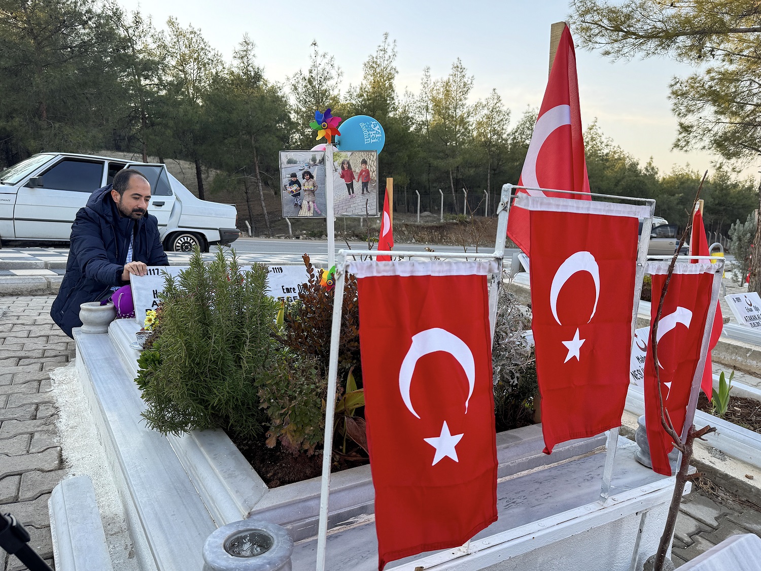 Depremde Eşi Ve Çocuklarını Kaybeden Baba, Her Gün Mezarlığa Hediyelerle Gidiyor (2)