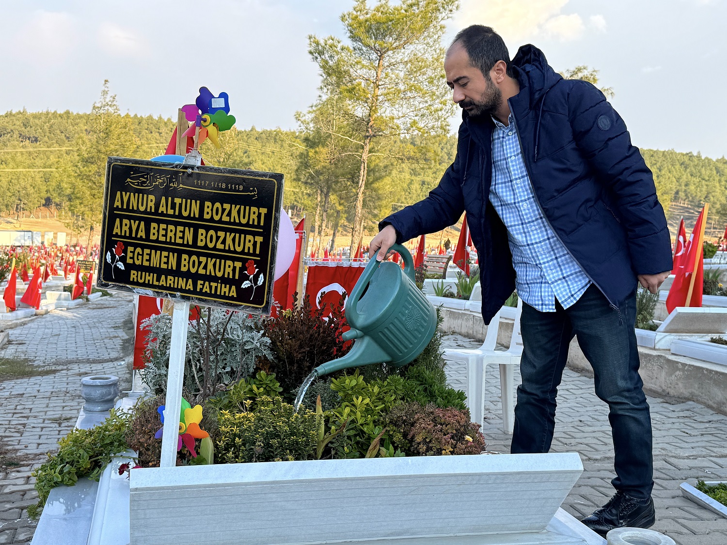 Depremde Eşi Ve Çocuklarını Kaybeden Baba, Her Gün Mezarlığa Hediyelerle Gidiyor (3)