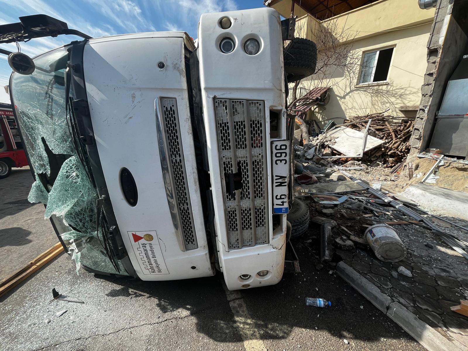 Freni Patlayan Kamyon Halk Otobüsüne Çarptı 4 Yaralı (1)