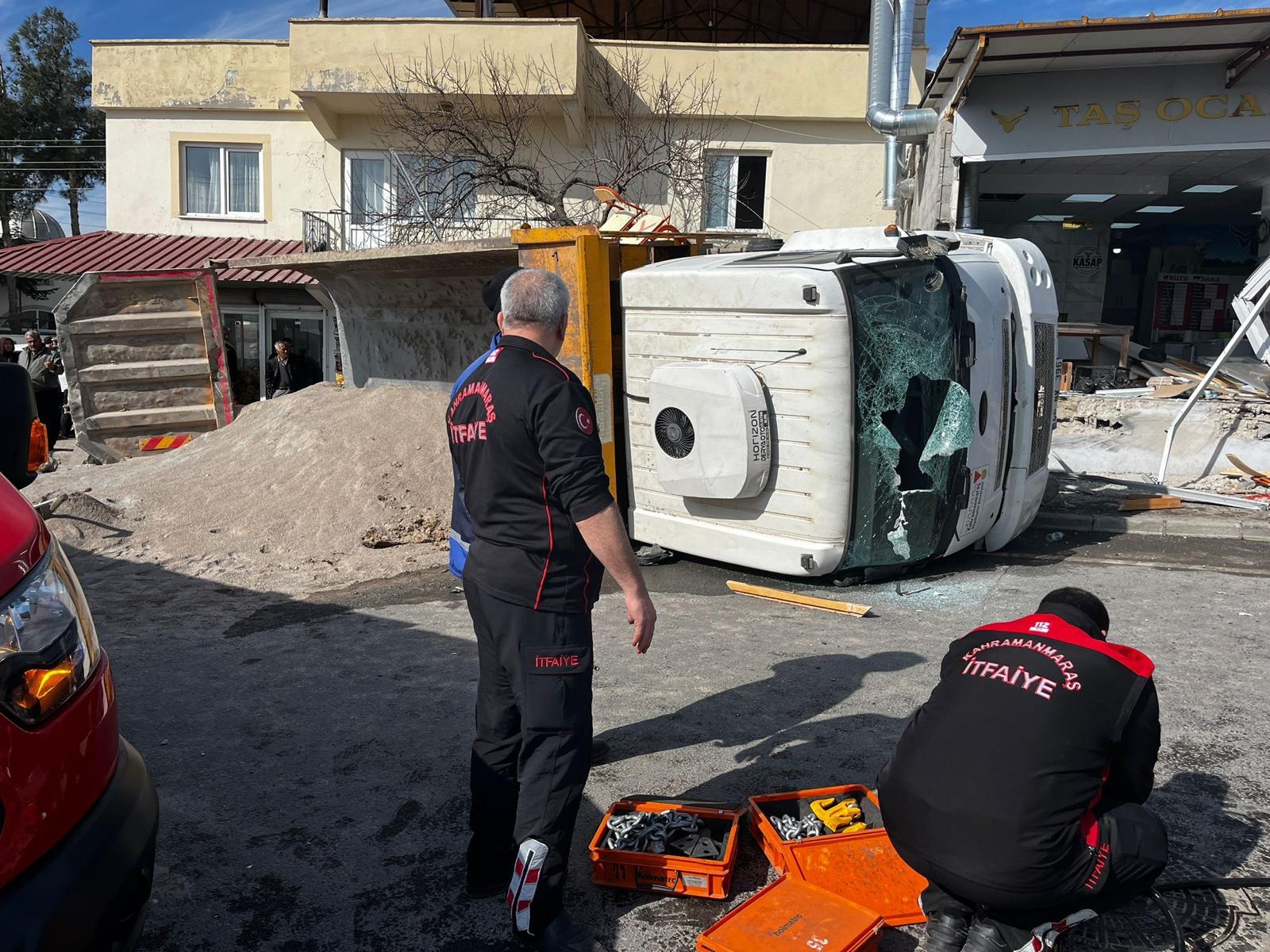 Freni Patlayan Kamyon Halk Otobüsüne Çarptı 4 Yaralı (5)