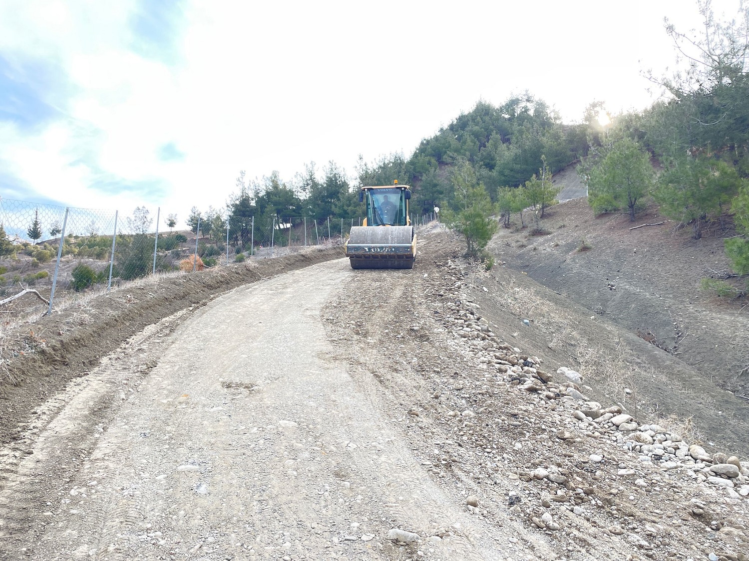 Onikişubat Belediyesi, Kumlama Çalışmalarıyla Kırsalda Yol Konforunu Artırıyor (1)