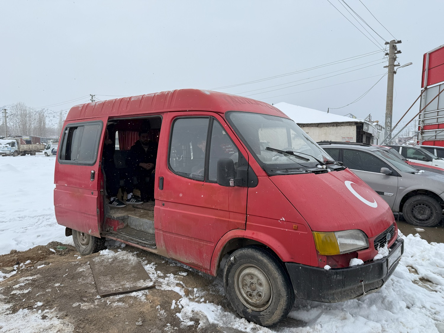 Oto Tamir Ustası Isınmak İçin Minibüsün İçine Soba Kurdu (6)