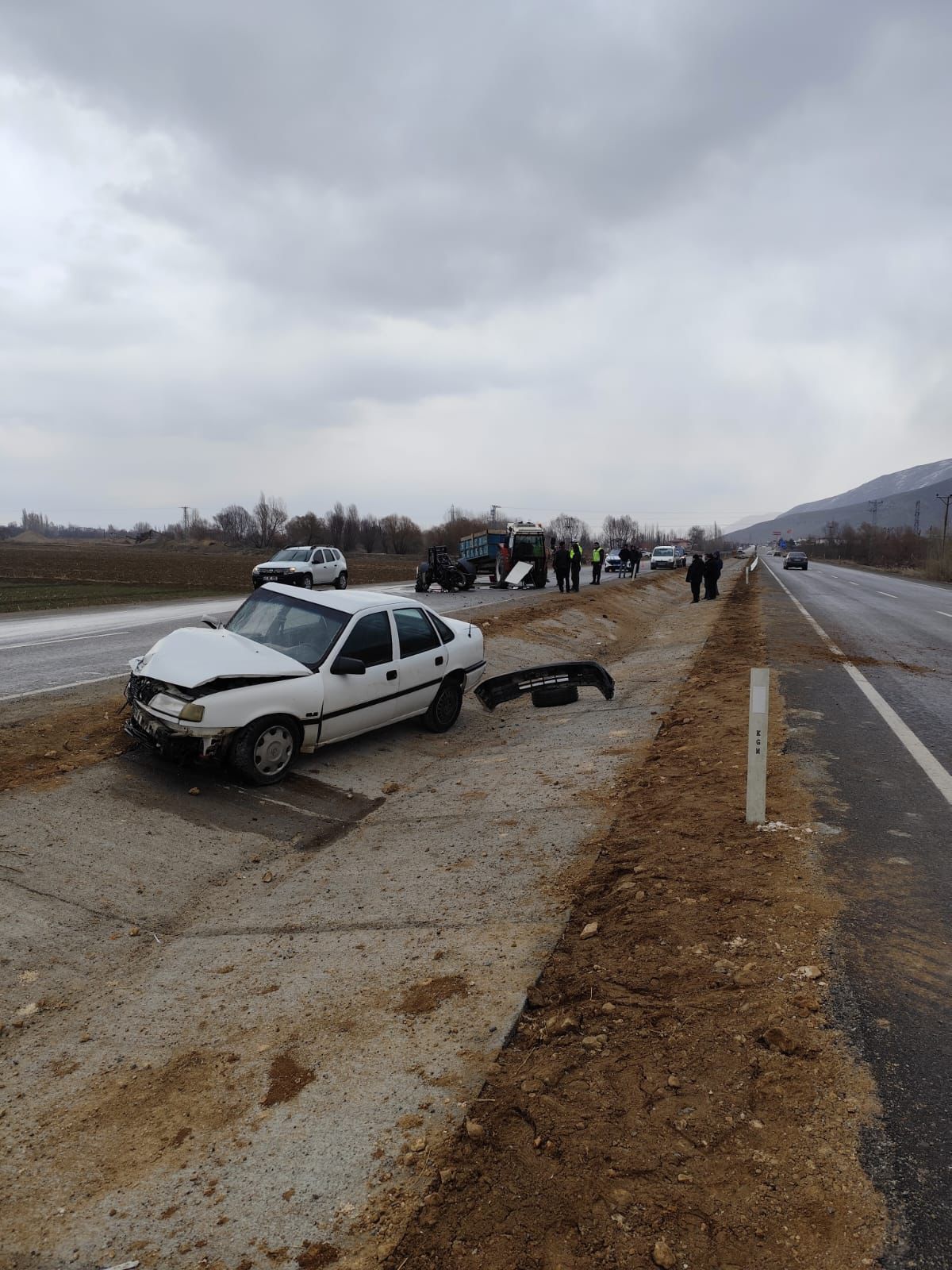 Otomobil Ile Traktör Çarpıştı 3 Yaralı (2)