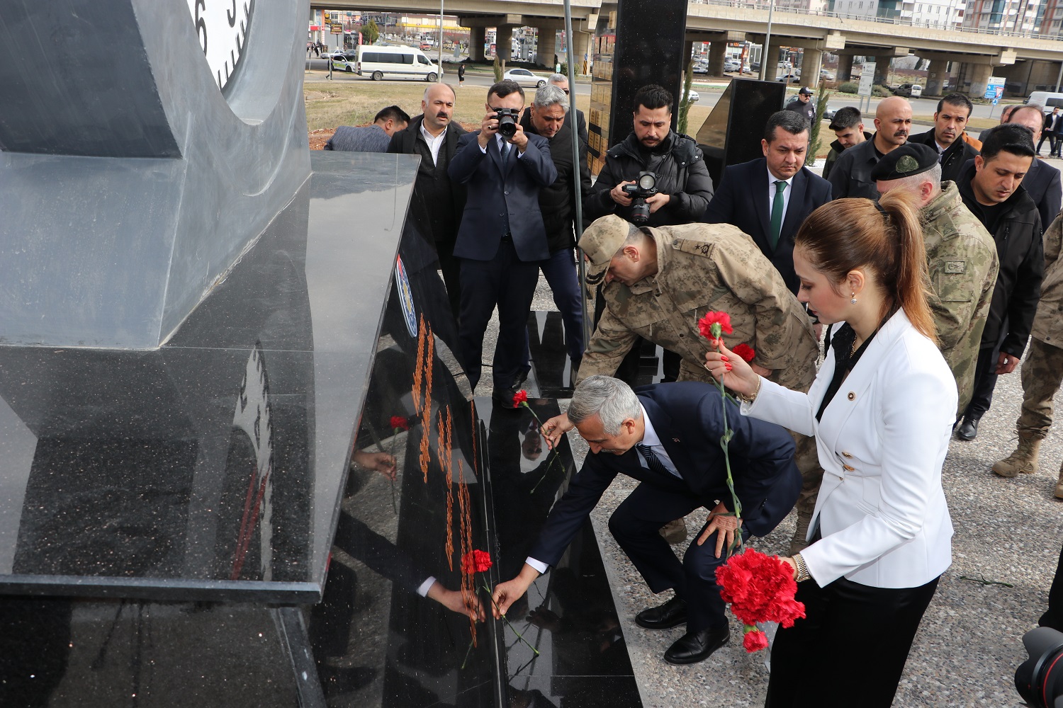 Sütçü İmam Üniversitesi'nde Yapılan Deprem Anıtı Törenle Açıldı (4)