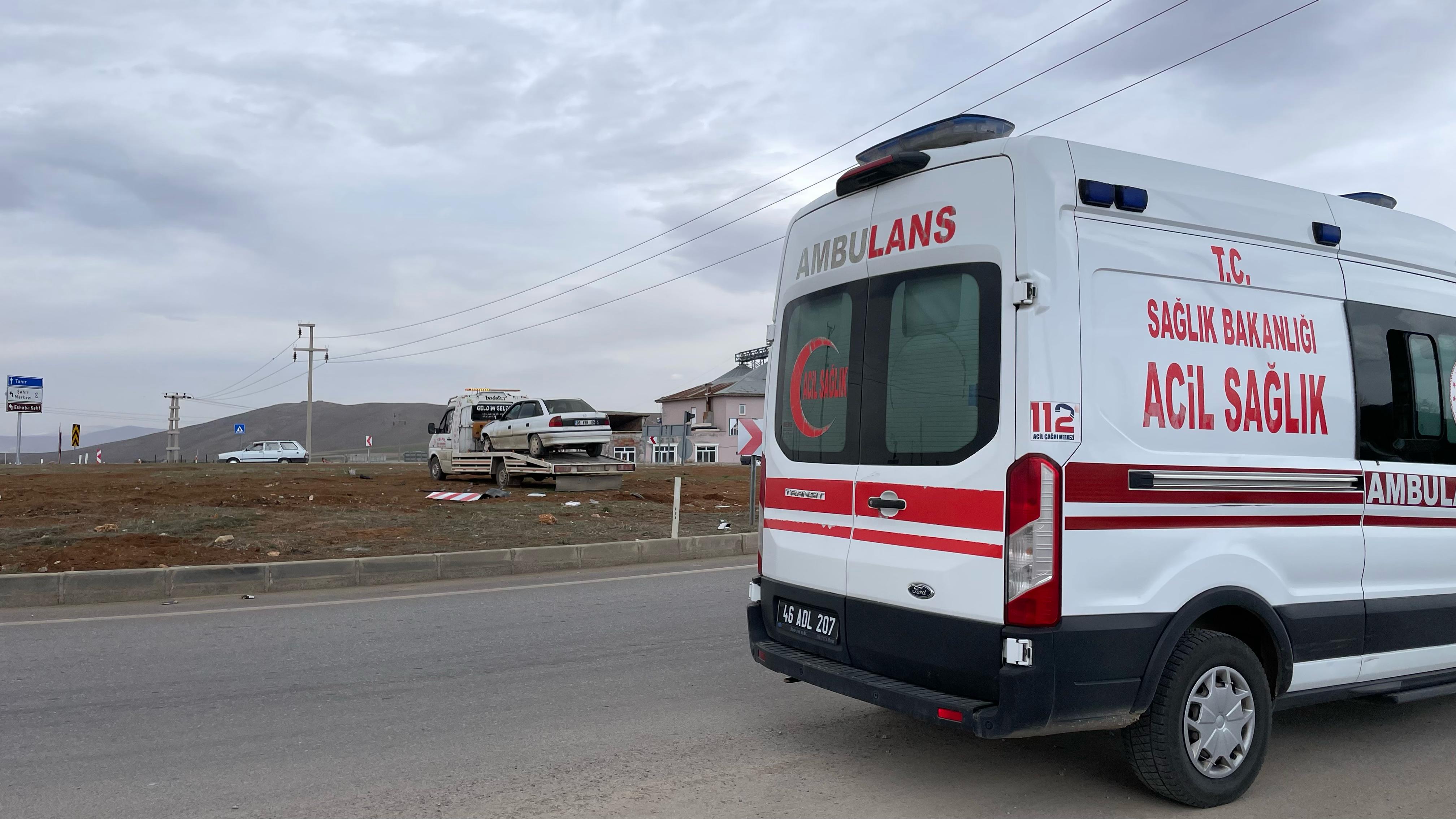 Afşin’de Hızını Alamayan Otomobil Orta Refüje Çıktı (1)