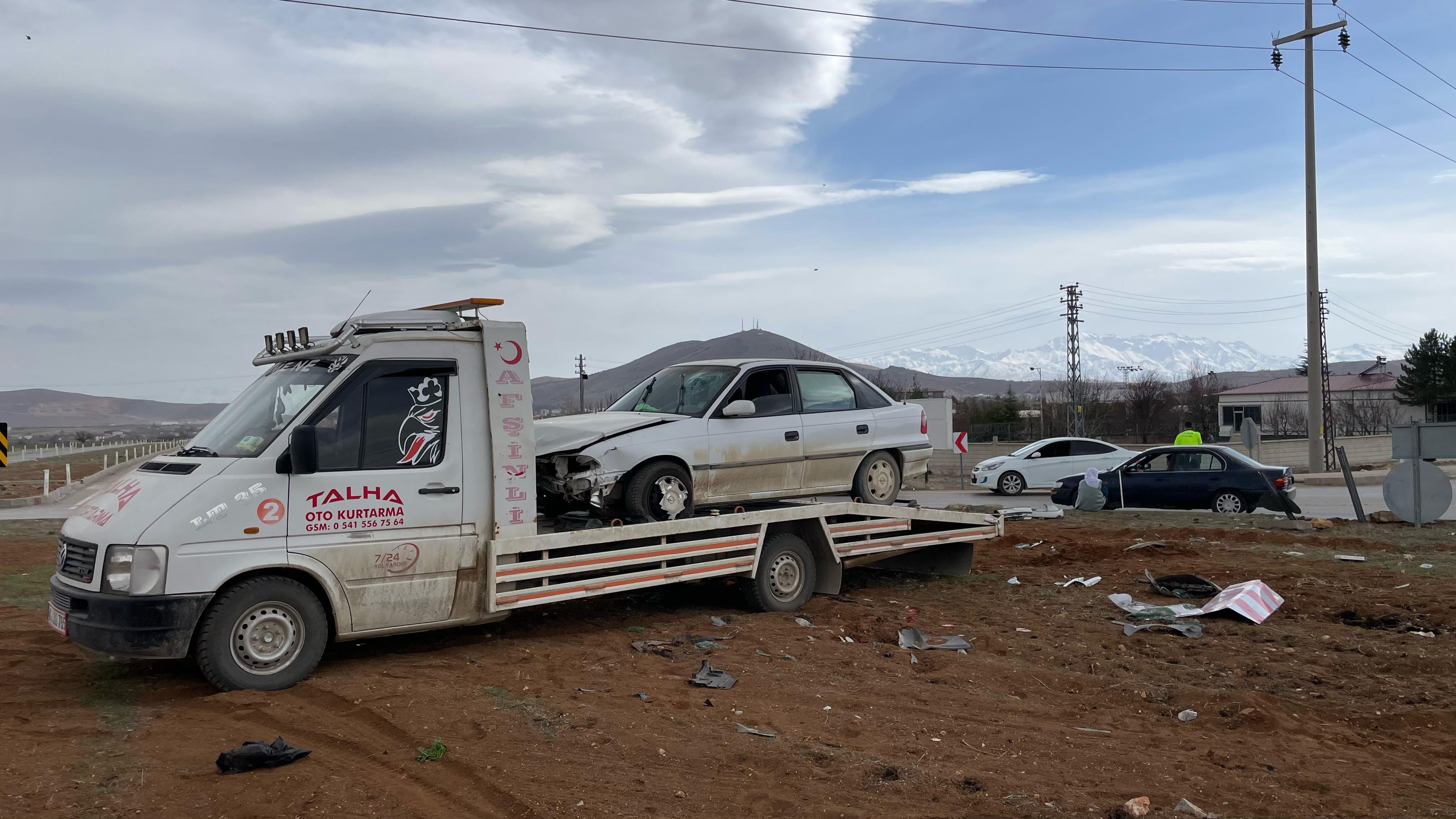 Afşin’de Hızını Alamayan Otomobil Orta Refüje Çıktı (2)