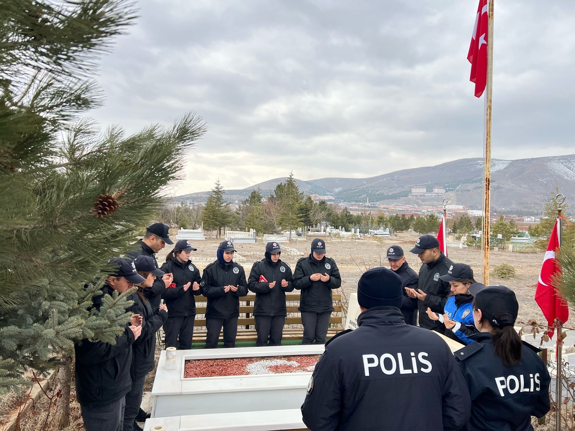 Afşin’de Şehit Mezarlıklarının Bakımı Yapıldı (1)