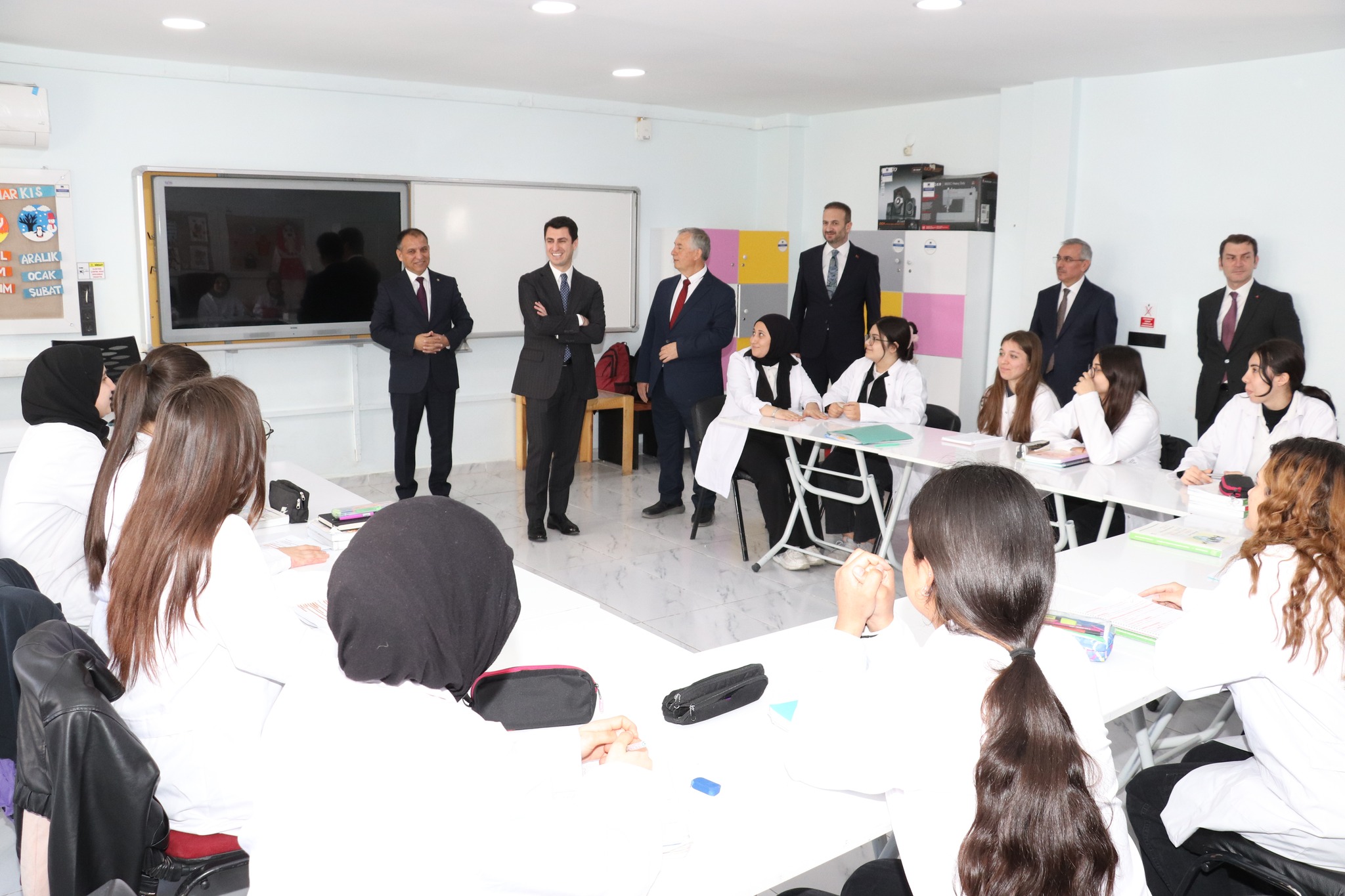 Bakan Yardımcısı Macit, Sevim Şirikci Kız Mesleki Ve Teknik Anadolu Lisesi'ni Ziyaret Etti2