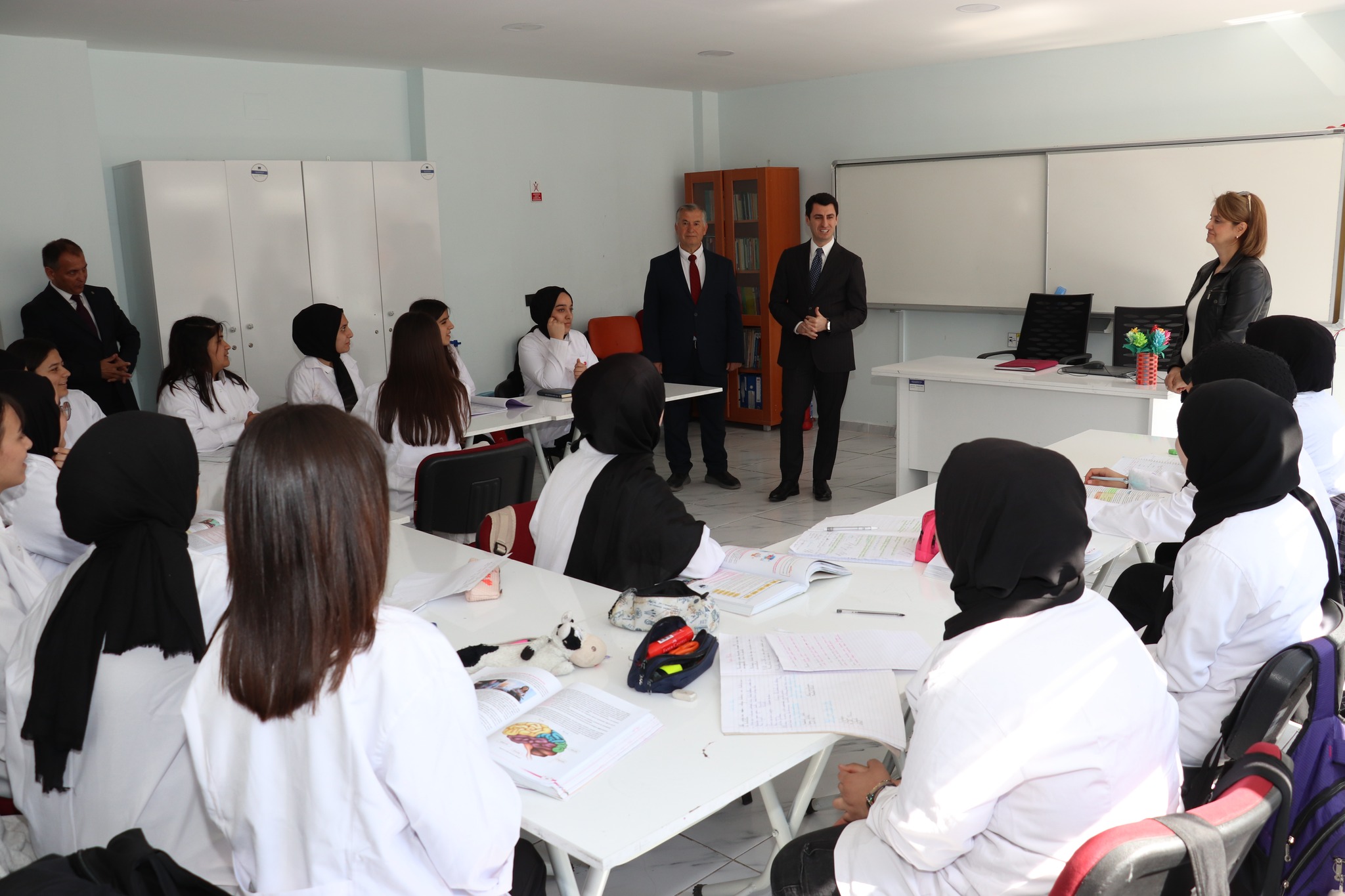 Bakan Yardımcısı Macit, Sevim Şirikci Kız Mesleki Ve Teknik Anadolu Lisesi'ni Ziyaret Etti3