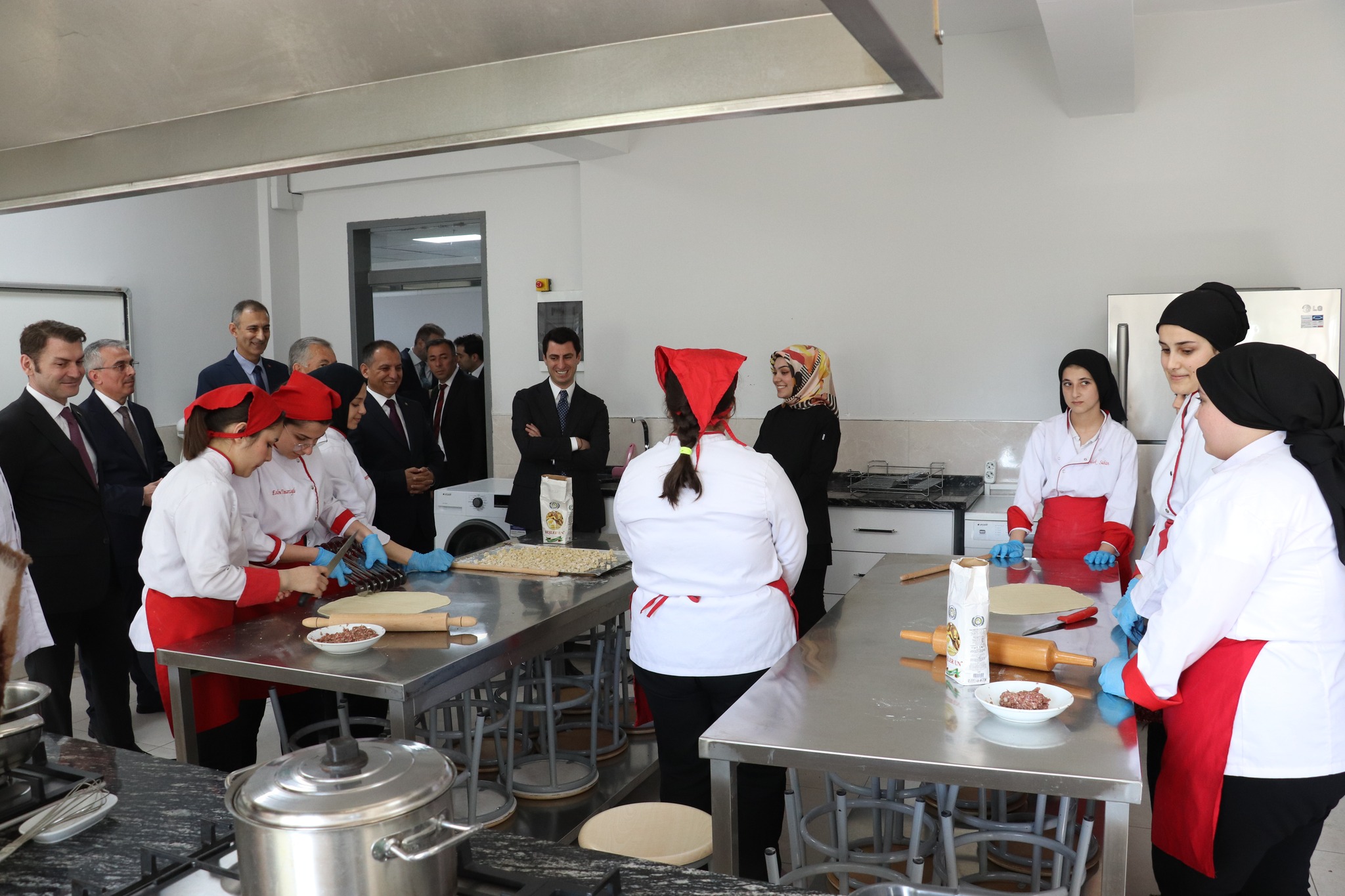 Bakan Yardımcısı Macit, Sevim Şirikci Kız Mesleki Ve Teknik Anadolu Lisesi'ni Ziyaret Etti4