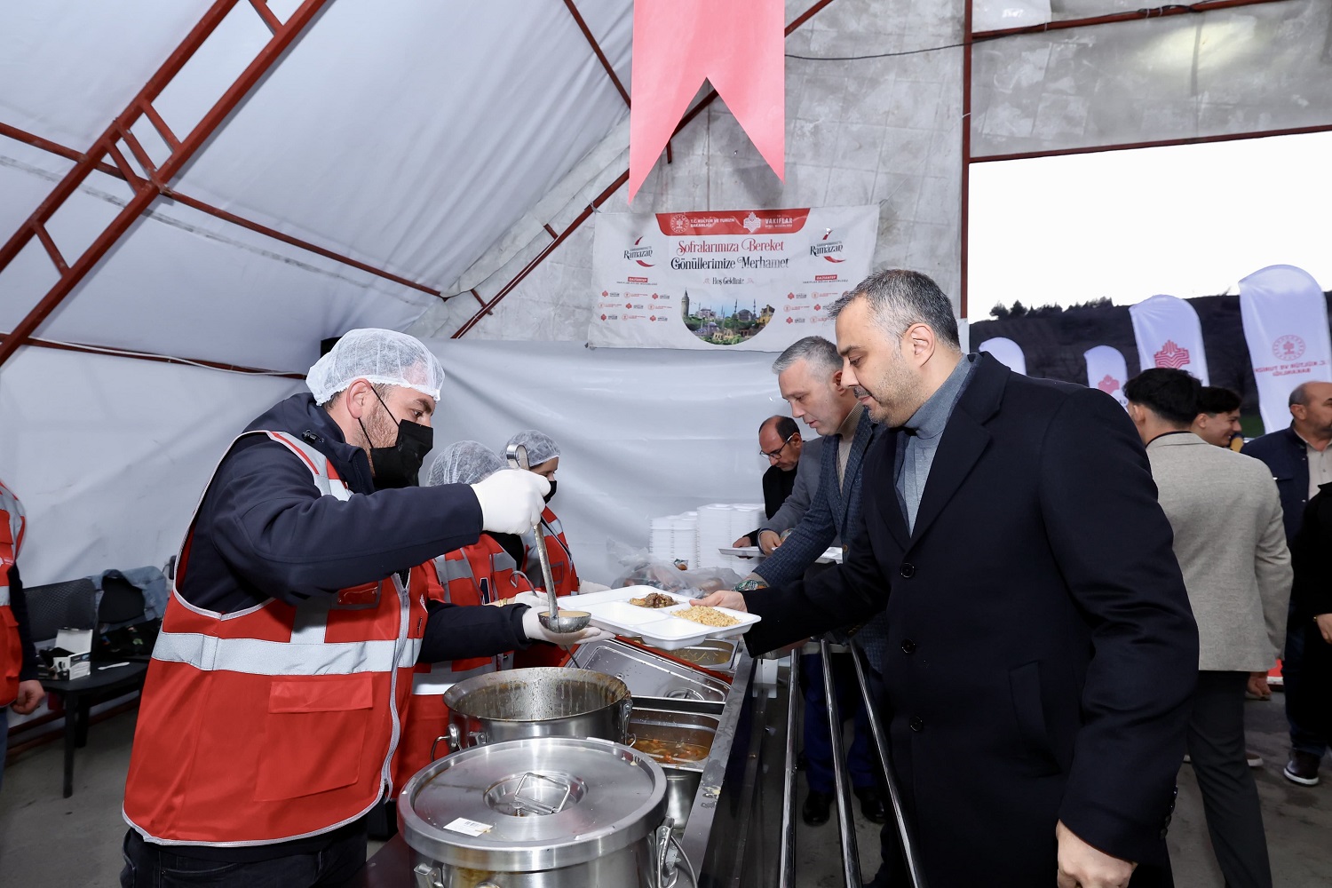 Başkan Hanifi Toptaş, İlk İftarını Depremzede Vatandaşlarla Açtı (2)