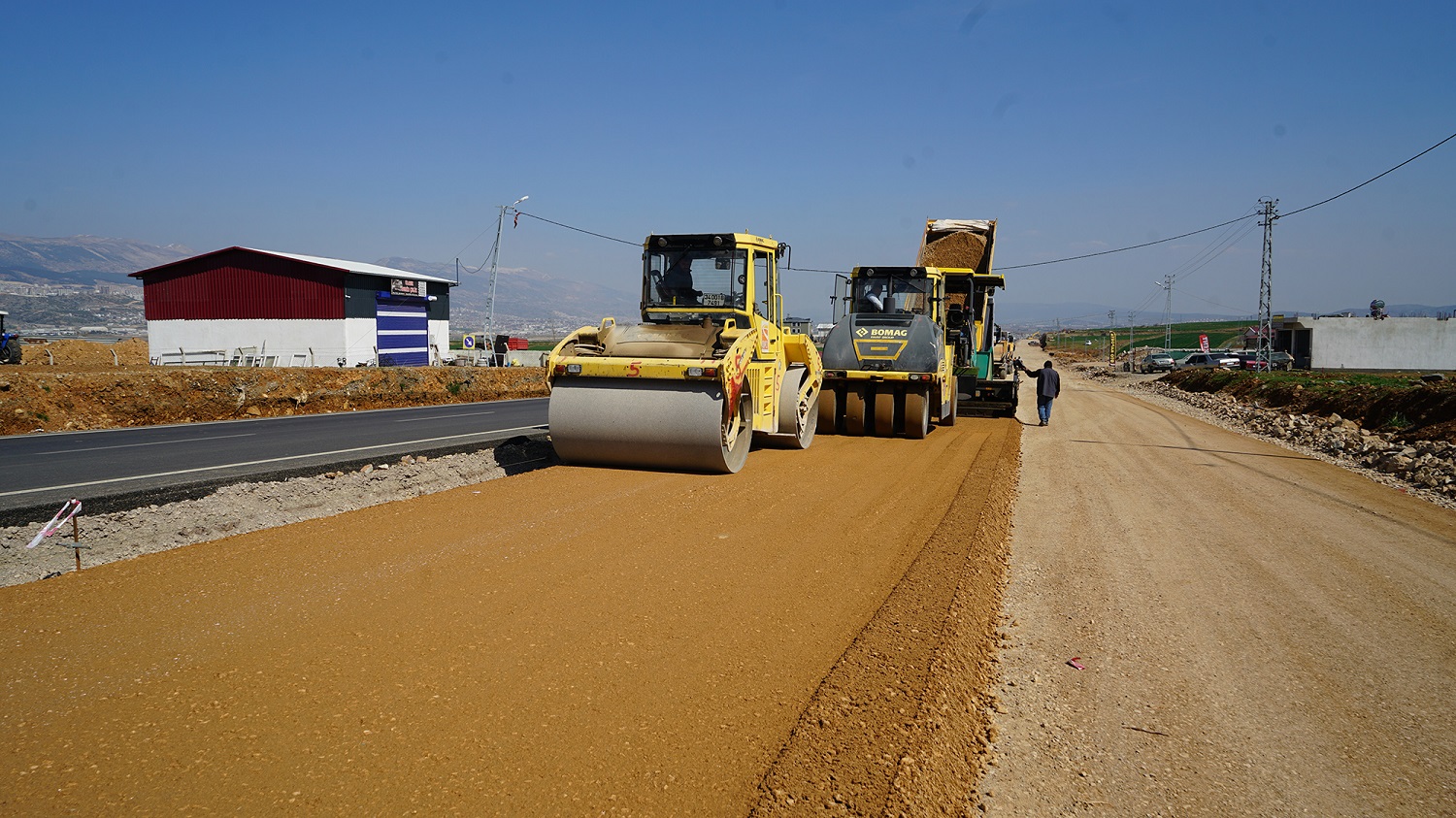 Batı Mahallelerin Ulaşım Standardını Artıracak Yol Yatırımı Sürüyor (1)