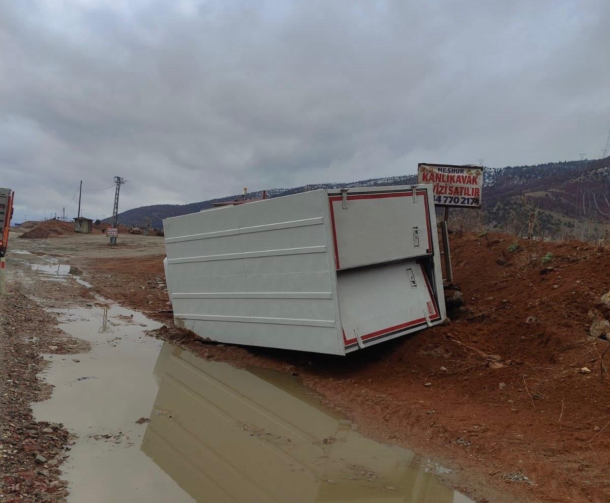 Göksunnda Kamyonet Devrildi 1 Yaralı 2