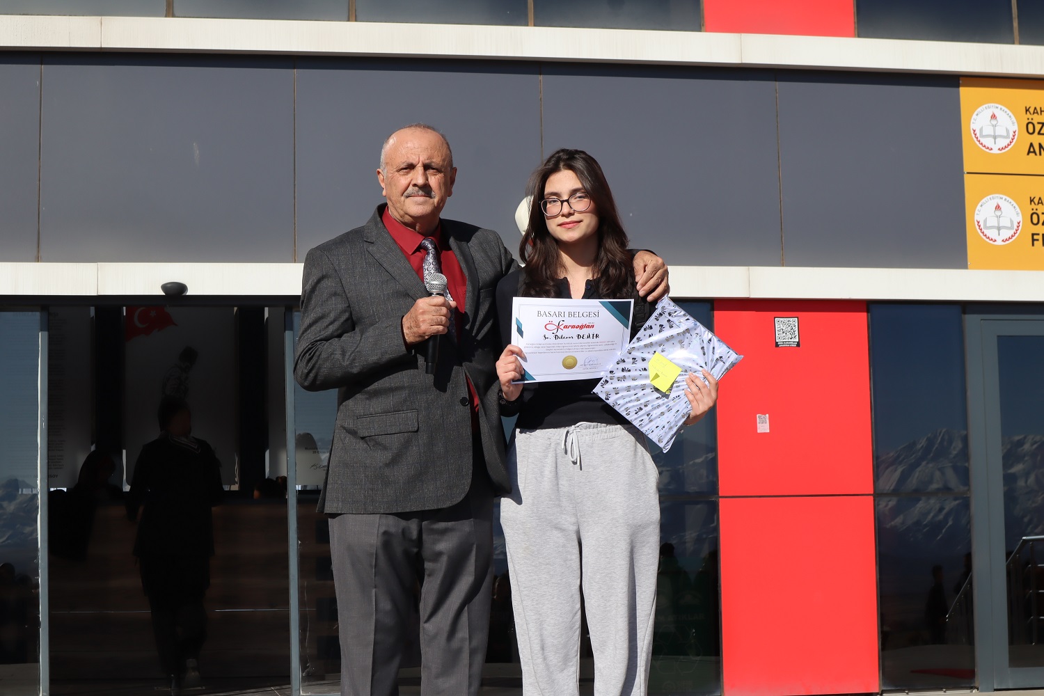 Karaoğlan Koleji’nde Dereceye Giren Öğrenciler Ödüllendirildi (1)