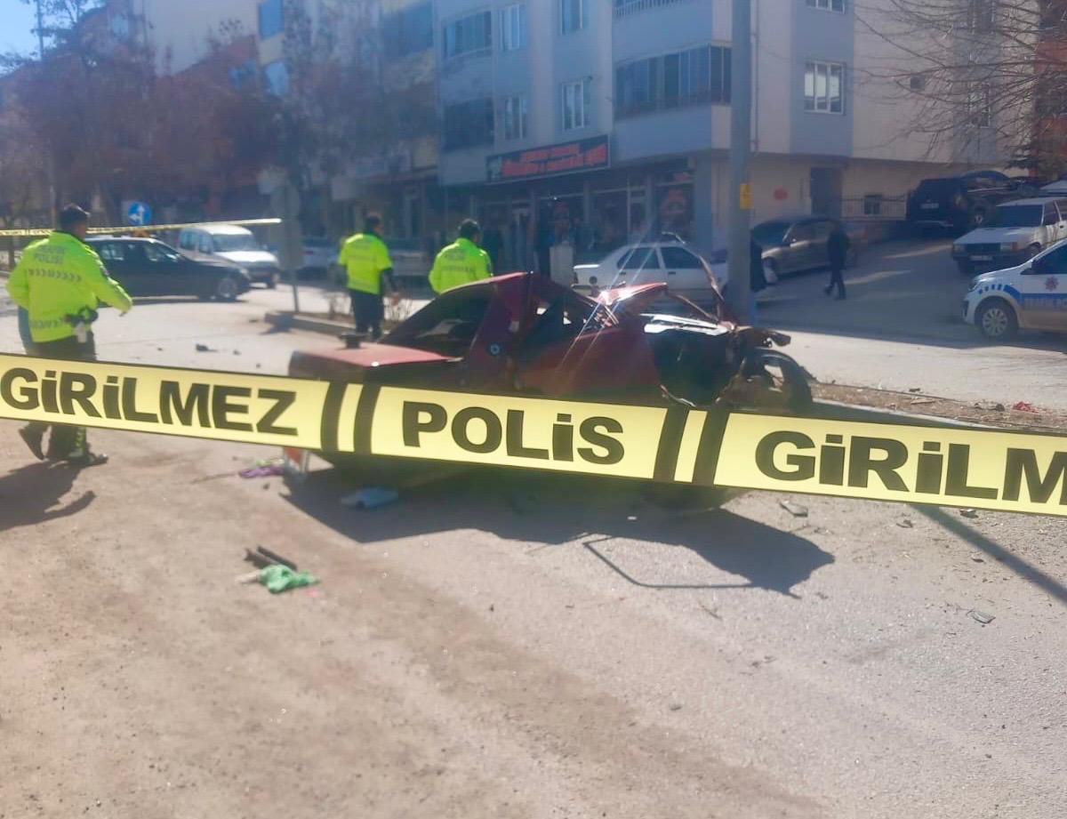 Otomobil Ağaca Çarptı 1 Ölü, 1 Yaralı
