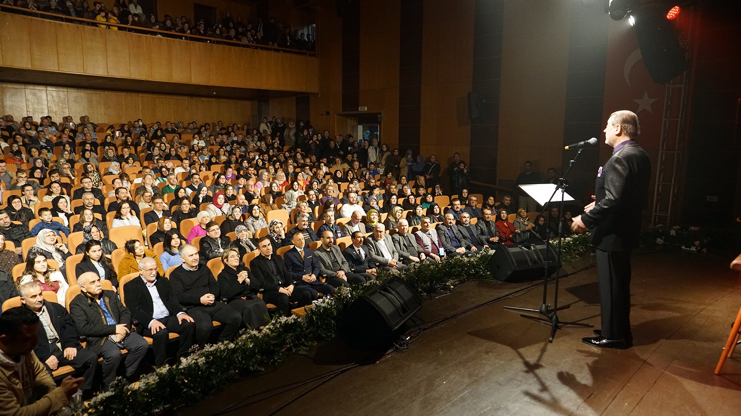 Sevilen Sanatçı Özhan, Seslendirdiği Eserlerle Gönüllere Dokundu (2)