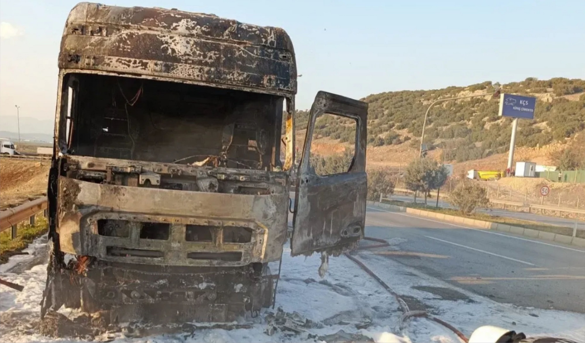 Seyir Halindeki Tır Alevlere Teslim Oldu (1)