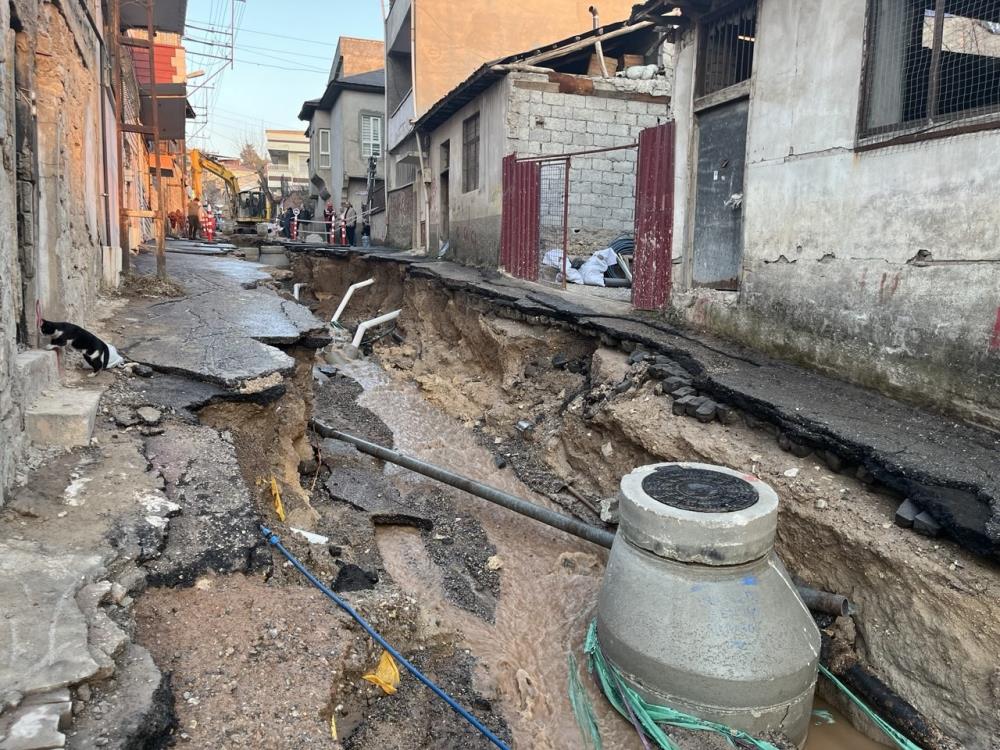 Su Borusu Patladı, Iş Yerleri Ve Araçlar Zarar Gördü 4