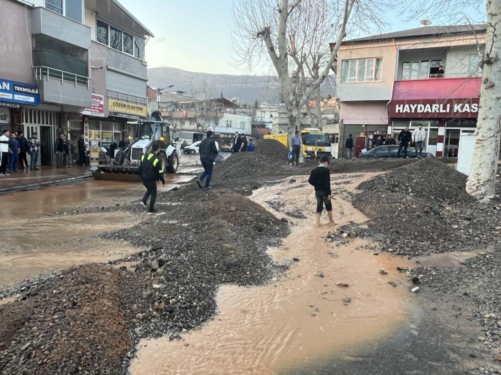 Su Borusu Patladı, Iş Yerleri Ve Araçlar Zarar Gördü 6