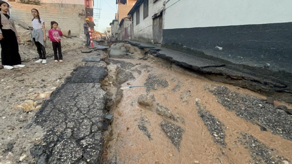 Su Borusu Patladı, Iş Yerleri Ve Araçlar Zarar Gördü