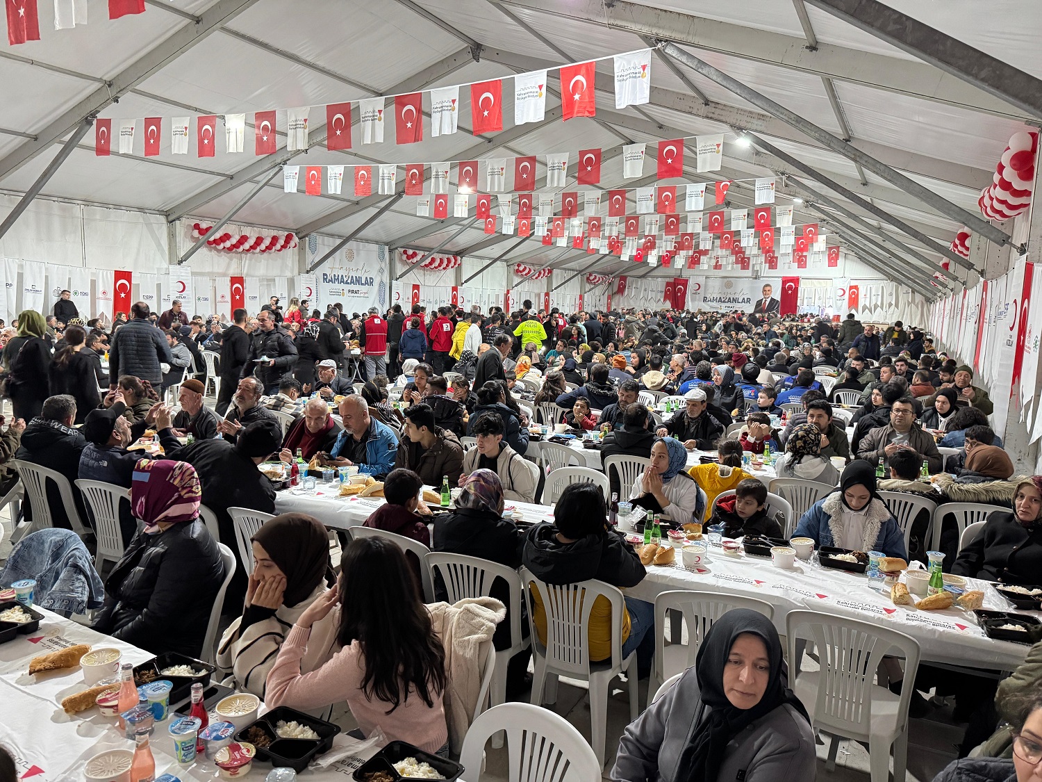 Türk Kızılay Genel Başkanı Yılmaz, Kahramanmaraş'ta Depremzedelerle İftar Yaptı (4)