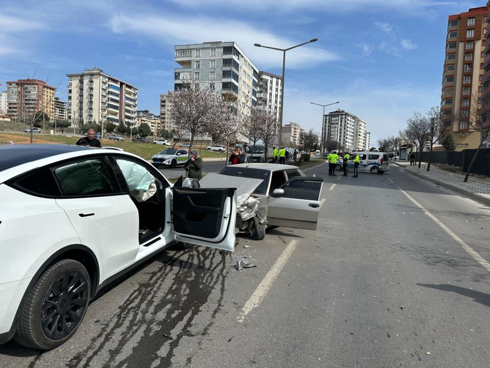 Zincirleme Trafik Kazası Araç Kamerasına Yansıdı 2’Si Polis 4 Yaralı 3