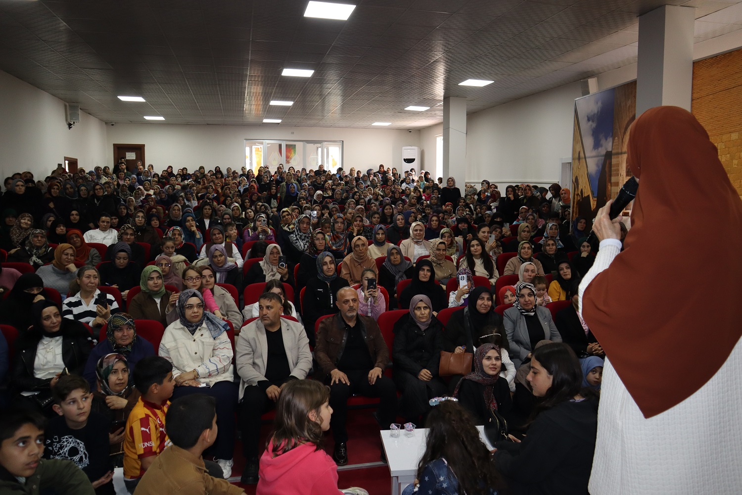 Afşin’de Saliha Erdim Söyleşisine Yoğun İlgi (8)