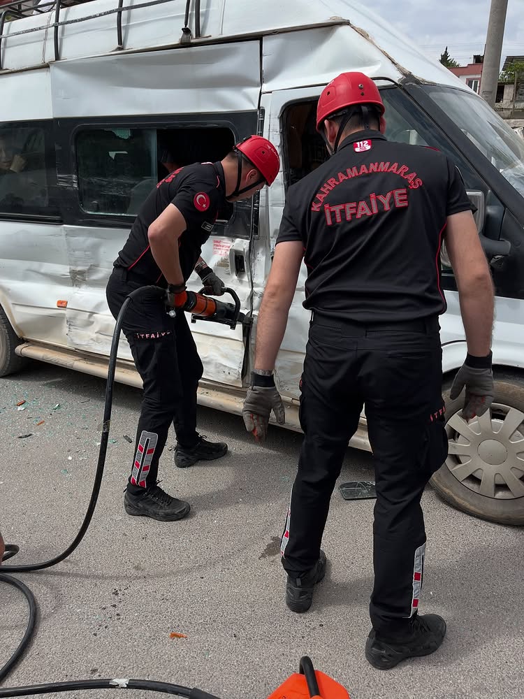 Köy Minibüsüyle Otomobil Çarpıştı 6 Yaralıı