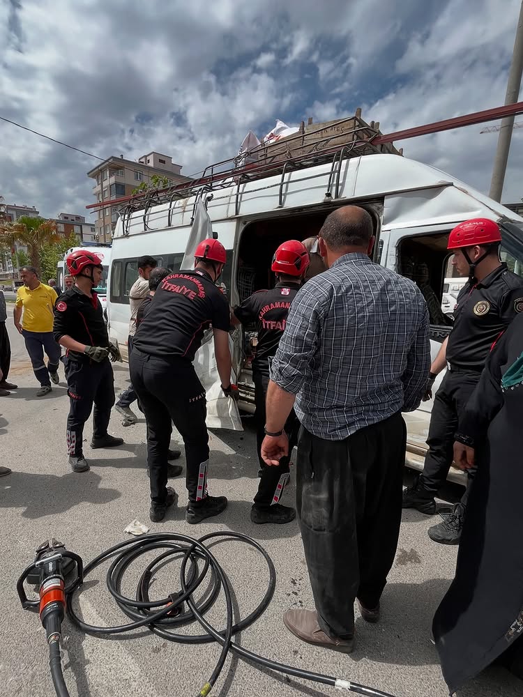 Köy Minibüsüyle Otomobil Çarpıştı 6 Yaralııı