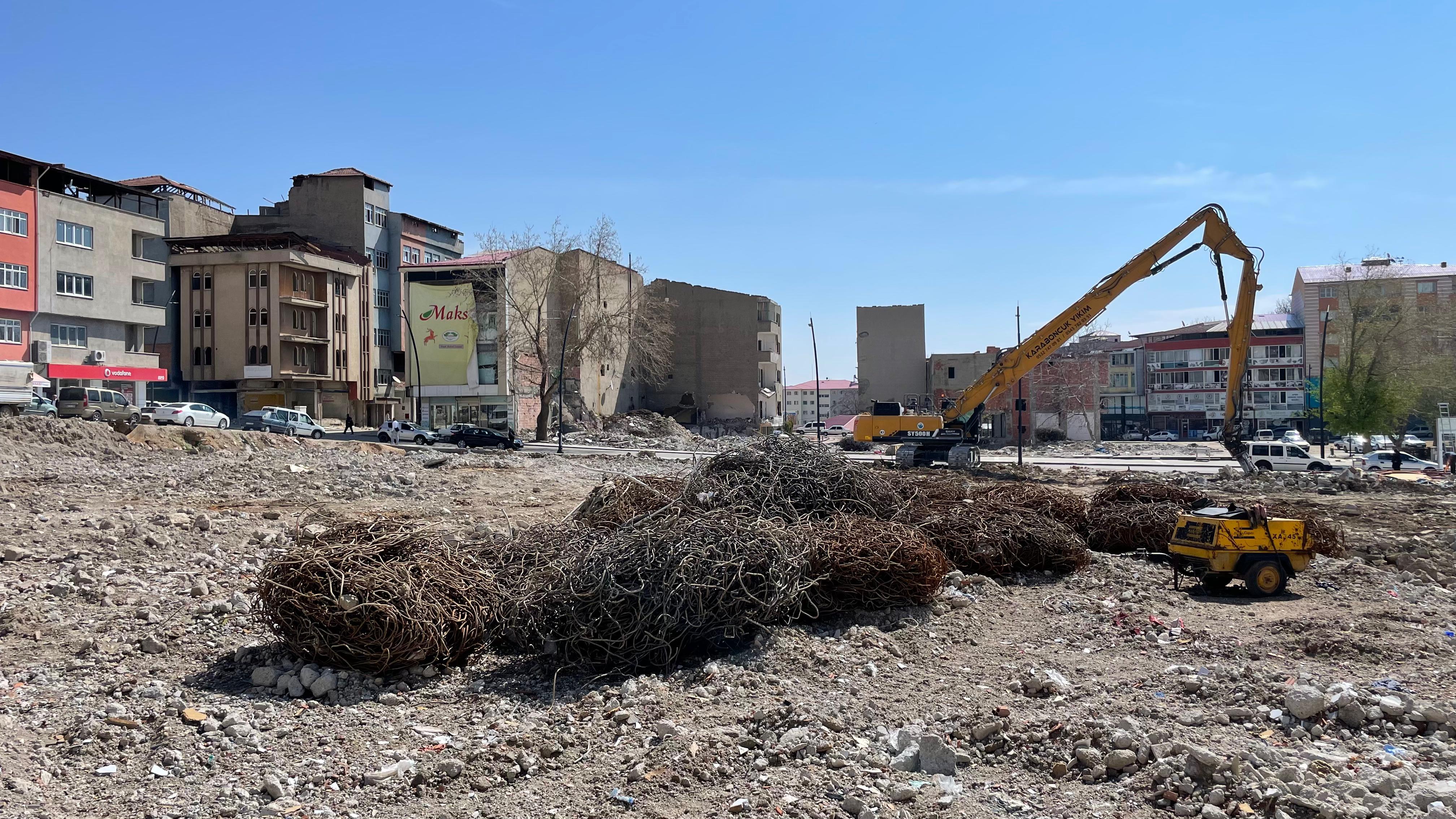  Afşin’de Rezerv Alanlarda Yıkım Çalışmaları Devam Ediyor (8)