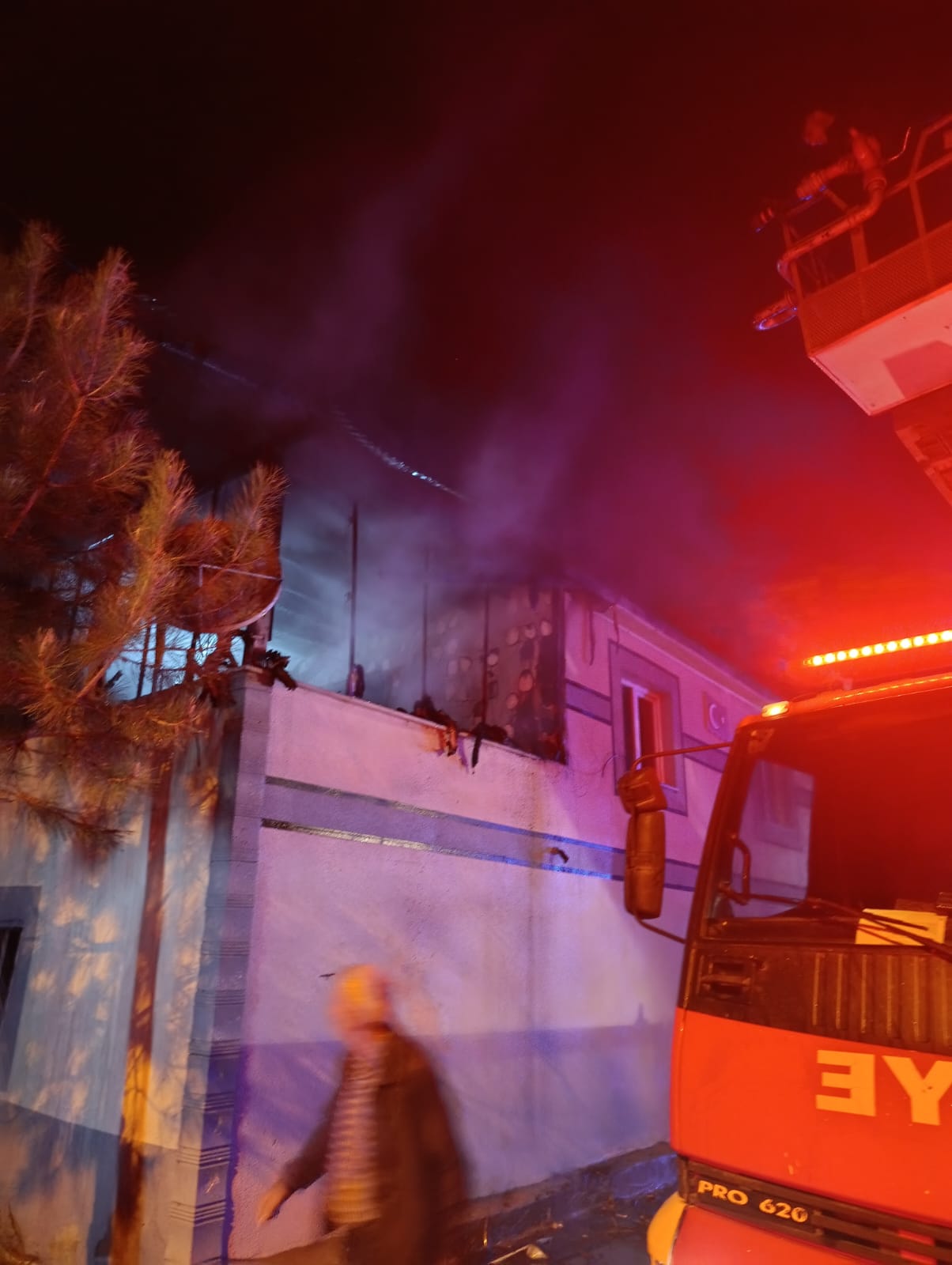 Afşin’de Yangından Etkilenen Anne Ve Çocuk Hastaneye Kaldırıldı 13