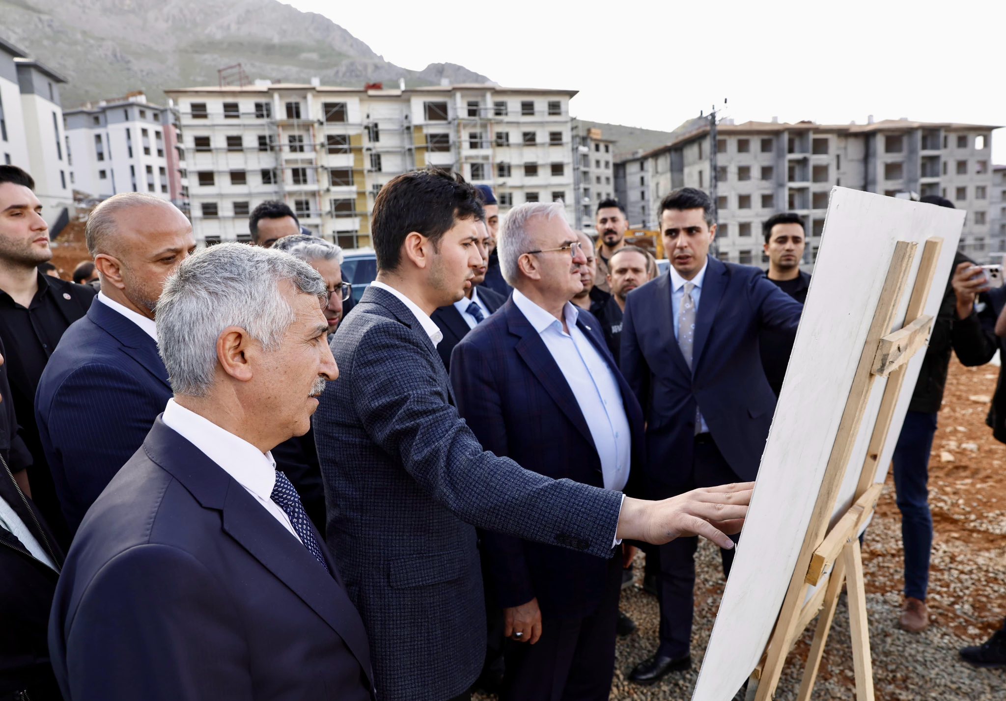 Bakan Yardımcısı Karaloğlu Ve Vali Ünlüer, Elbistan Toki̇ Konutlarını İnceledi2