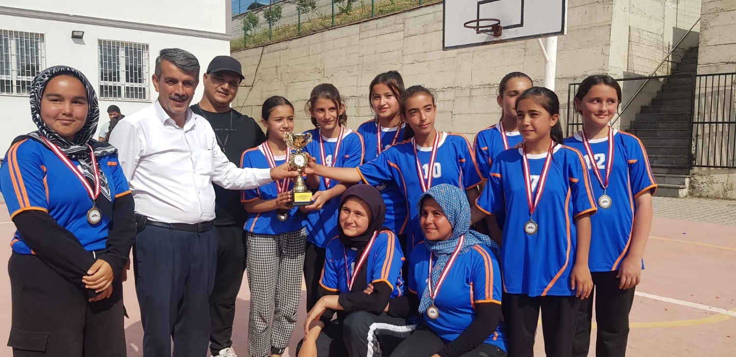 Batı Bölgesi Ortaokullar Kız Voleybol Turnuvası Şampiyon Karadere Harmancık Ortaokulu (2)