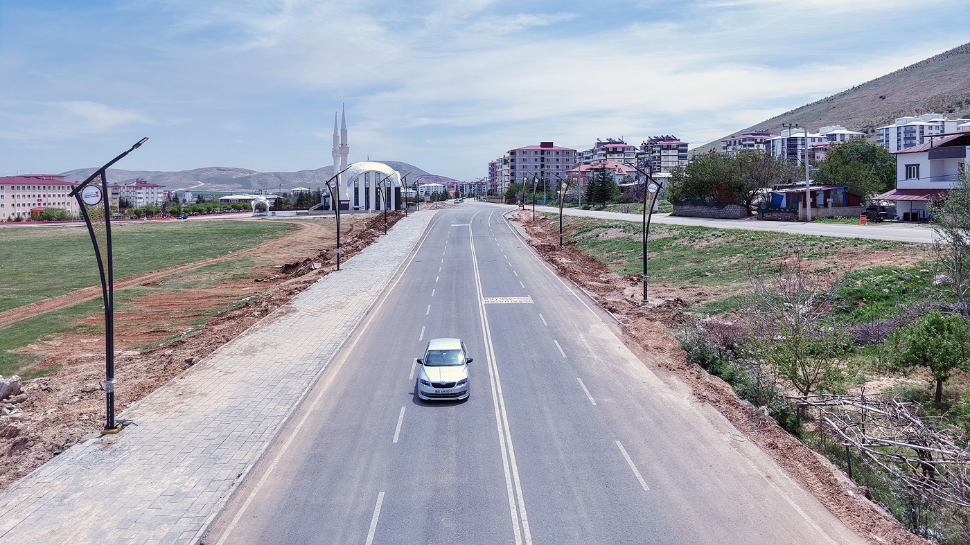 Büyükşehir Afşin’de Şehit Fırat Yılmaz Çakıroğlu Caddesi’ni Yeniledi (4)