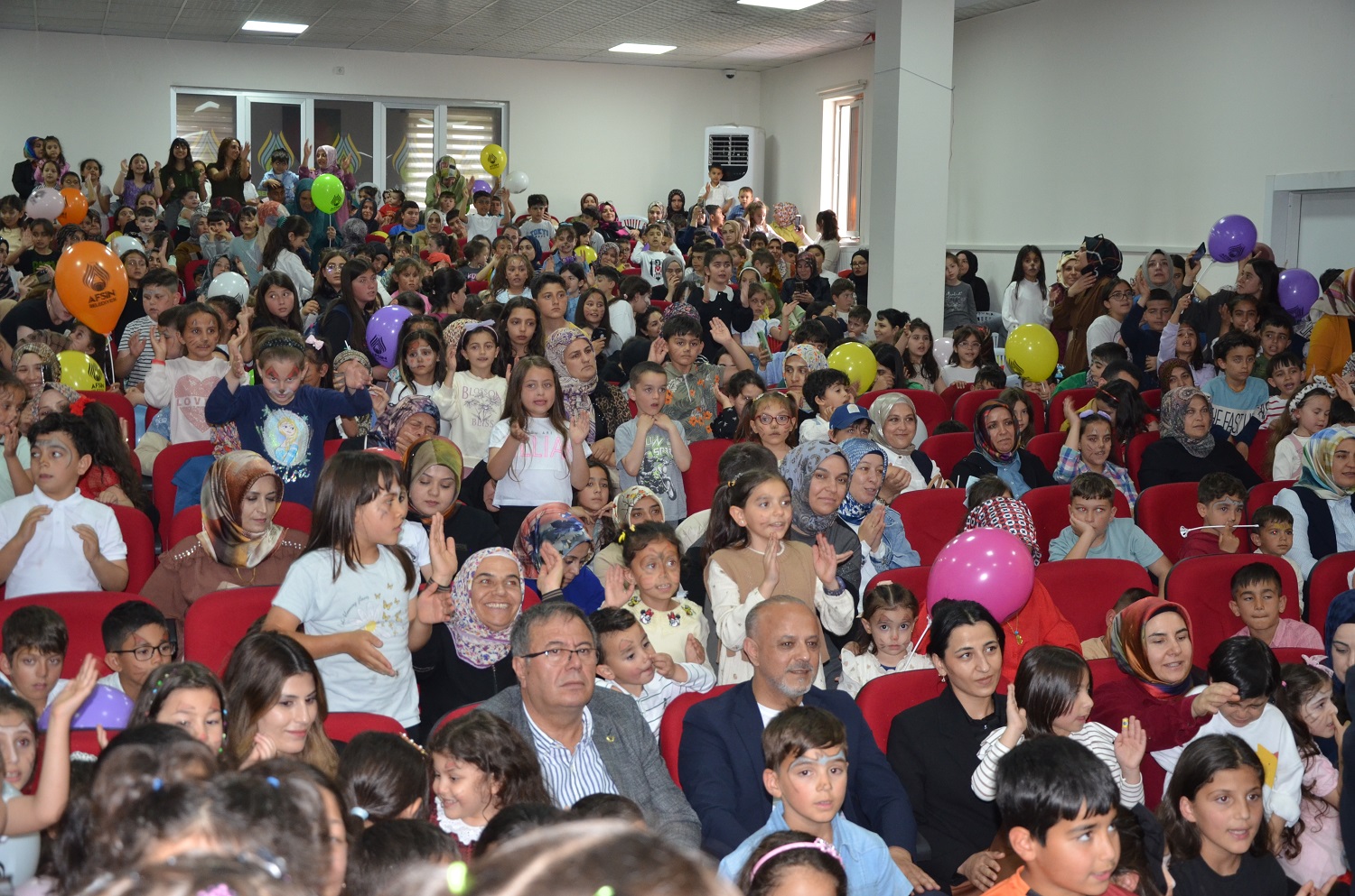 Çocuk Sanatçısı Onur Erol, Afşin’de Miniklerle Buluştu (12)