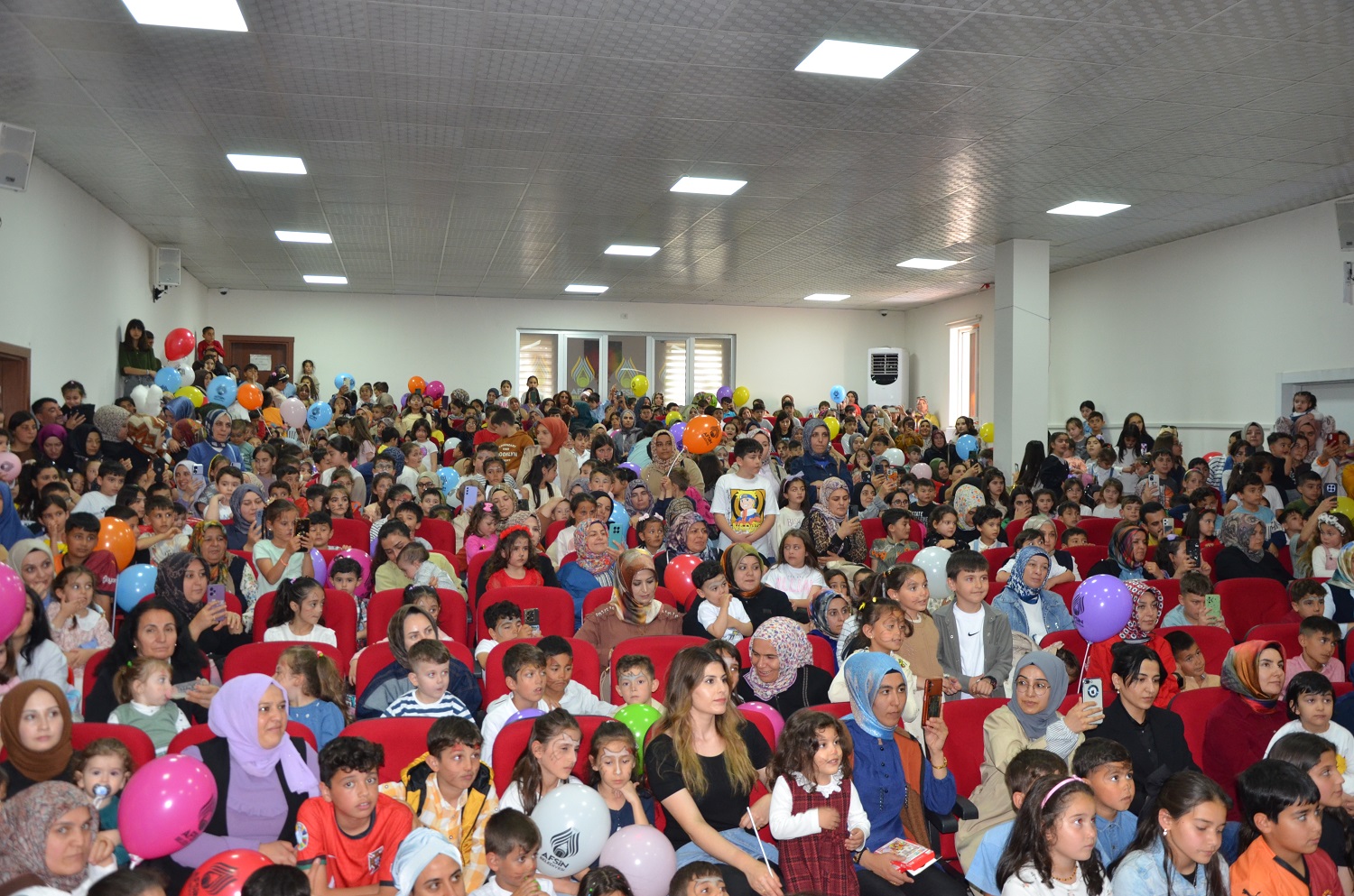 Çocuk Sanatçısı Onur Erol, Afşin’de Miniklerle Buluştu (5)