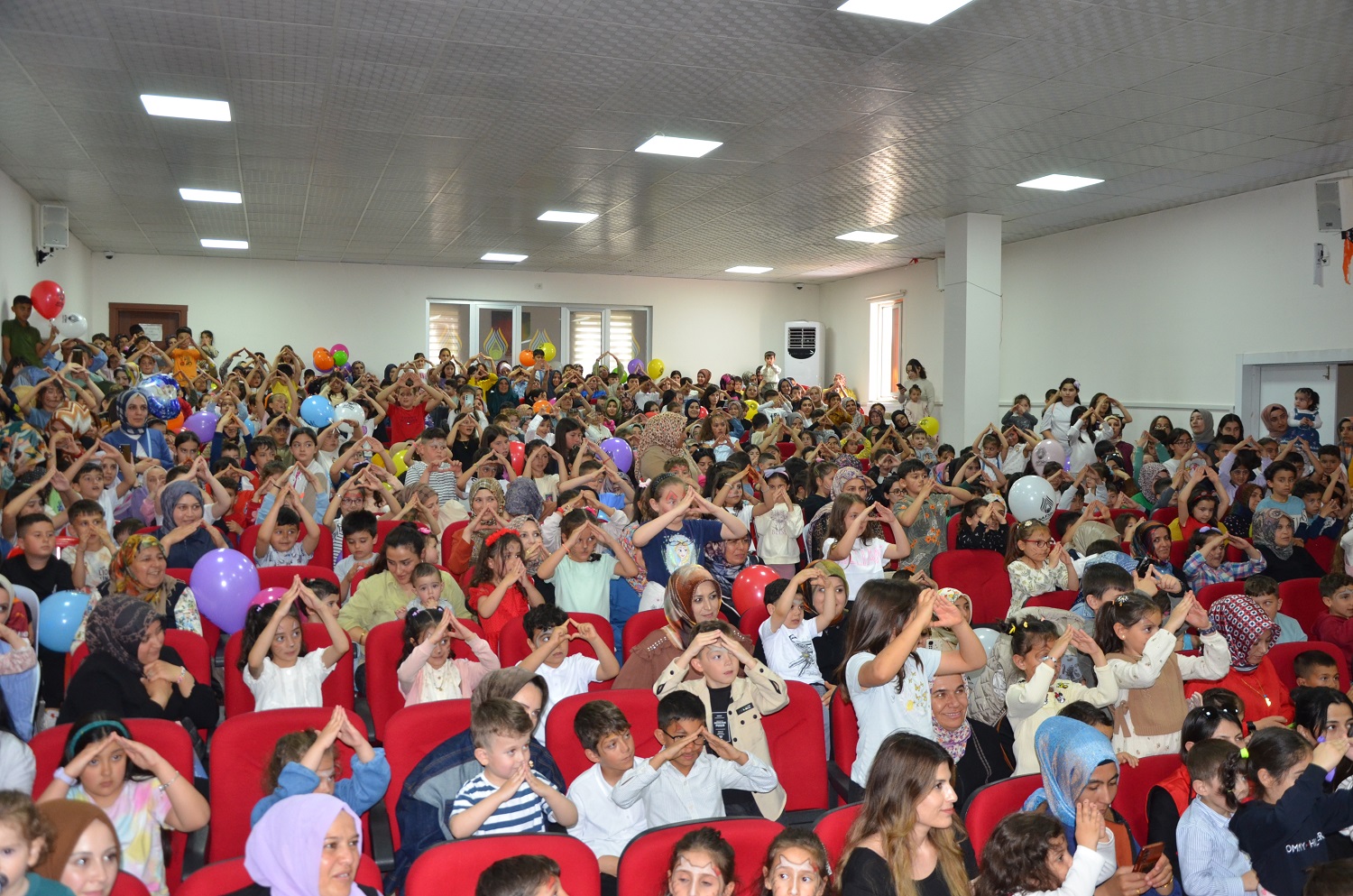 Çocuk Sanatçısı Onur Erol, Afşin’de Miniklerle Buluştu (7)