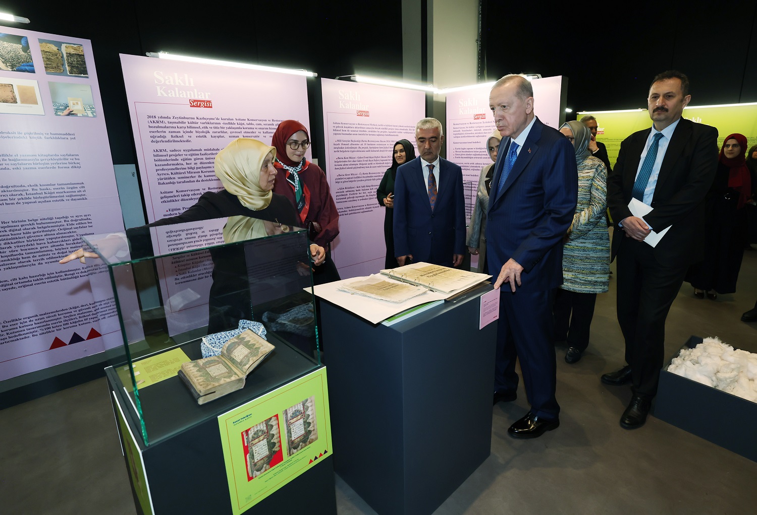 Cumhurbaşkanı Erdoğan’dan “Saklı Kalanlar” Sergisine Ziyaret2