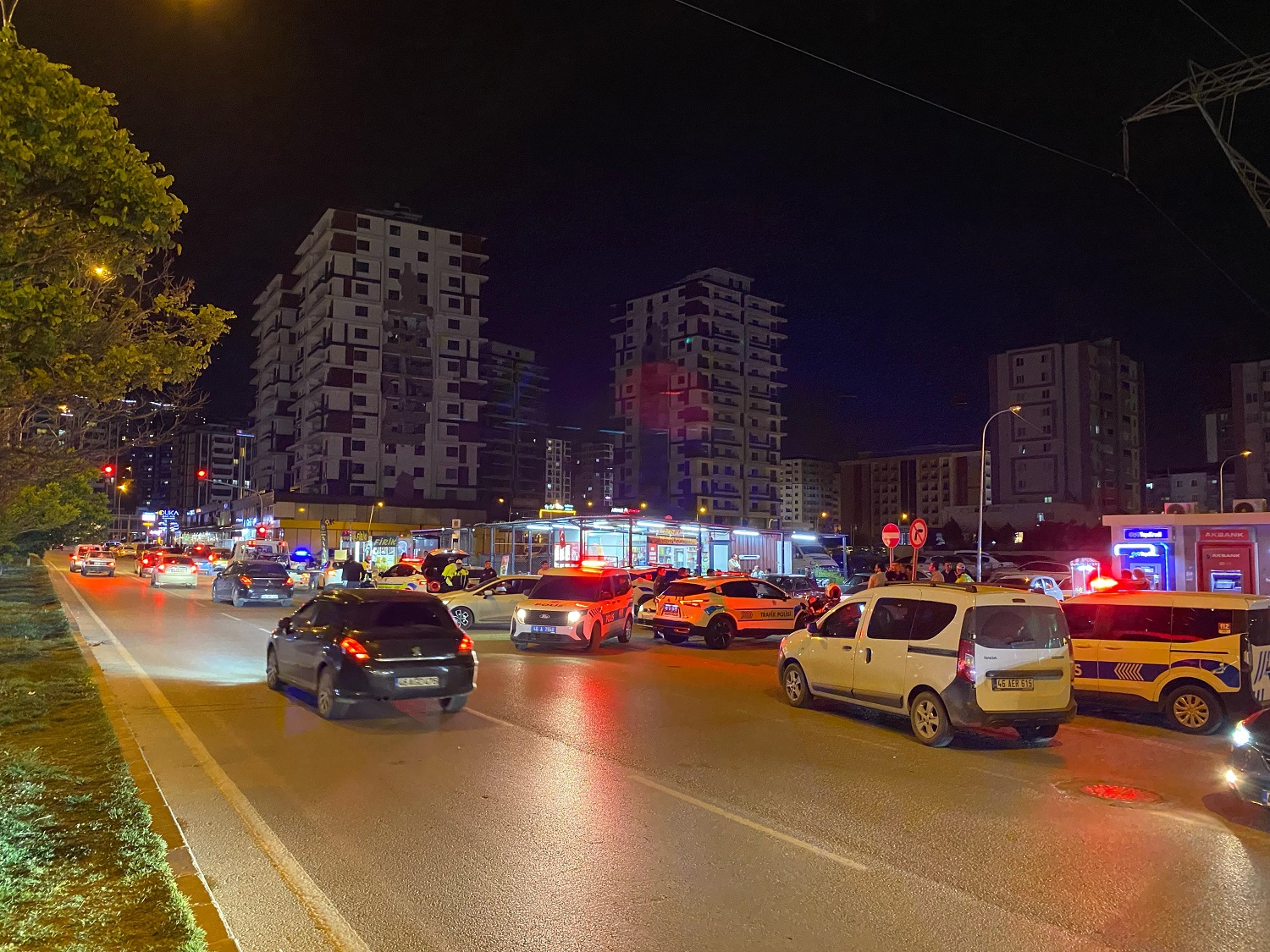 Dur İhtarına Uymayıp Kaçarken Polis Memuruna Çarptı (2)
