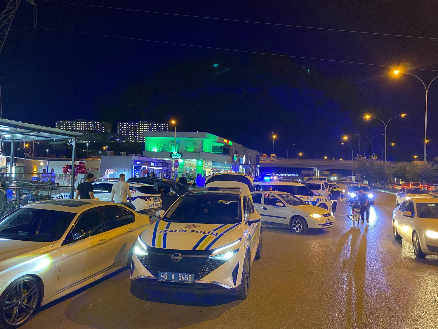 Dur İhtarına Uymayıp Kaçarken Polis Memuruna Çarptı (4)